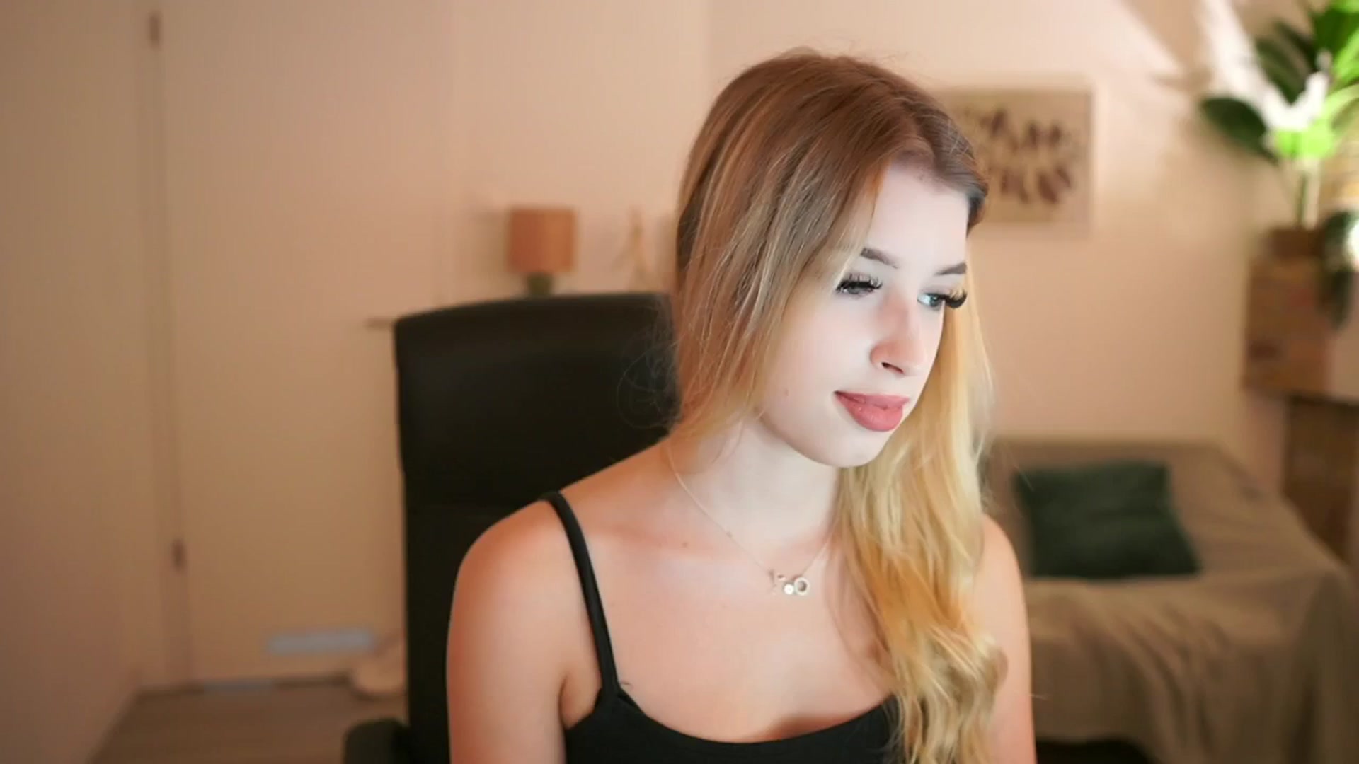 Gallery image thumbnail from Peachyliana's myfreecams stream on, 09/12/2025, 15:29 image 18 of 20