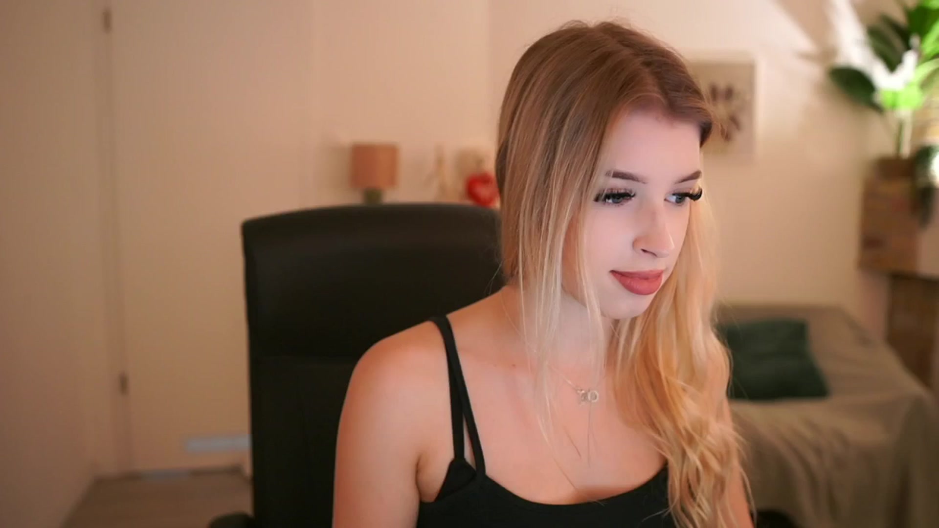 Gallery image thumbnail from Peachyliana's myfreecams stream on, 09/12/2025, 15:29 image 13 of 20