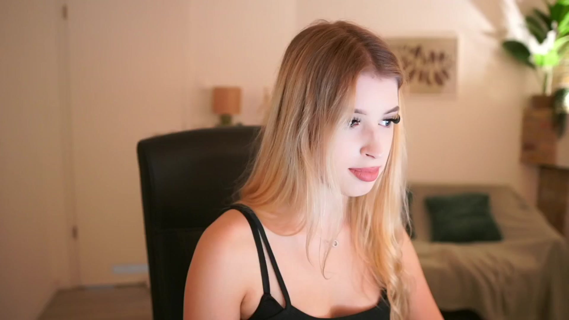 Gallery image thumbnail from Peachyliana's myfreecams stream on, 09/12/2025, 15:29 image 5 of 20
