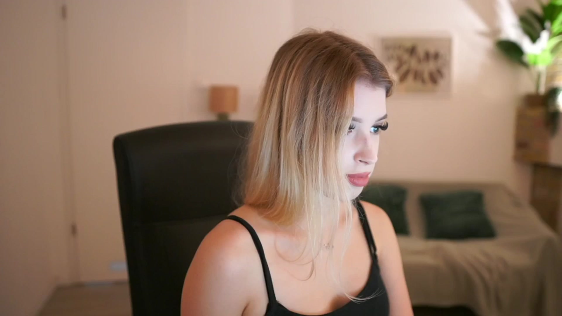 Gallery image thumbnail from Peachyliana's myfreecams stream on, 09/12/2025, 15:29 image 17 of 20