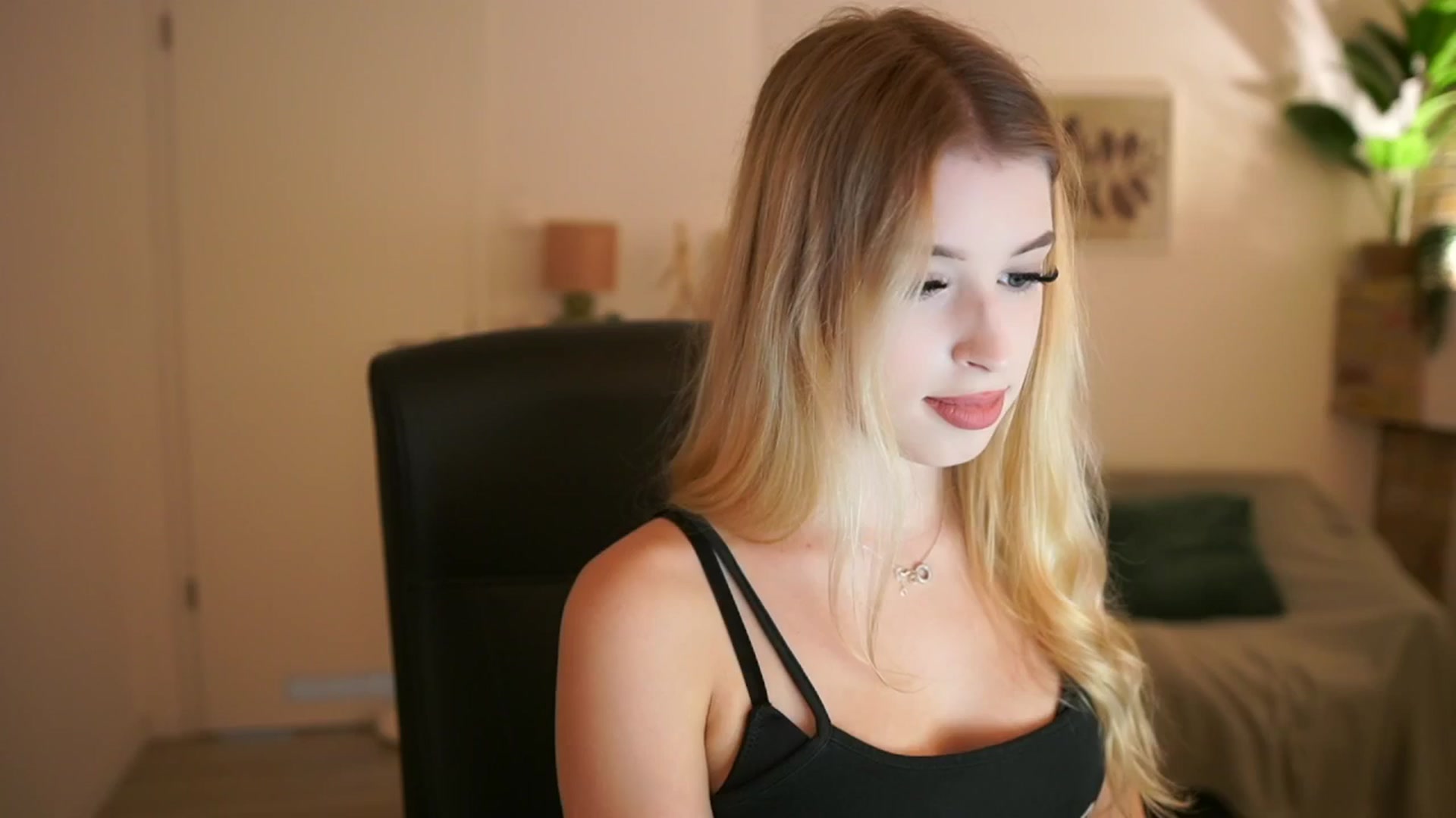 Gallery image thumbnail from Peachyliana's myfreecams stream on, 09/12/2025, 15:29 image 4 of 20