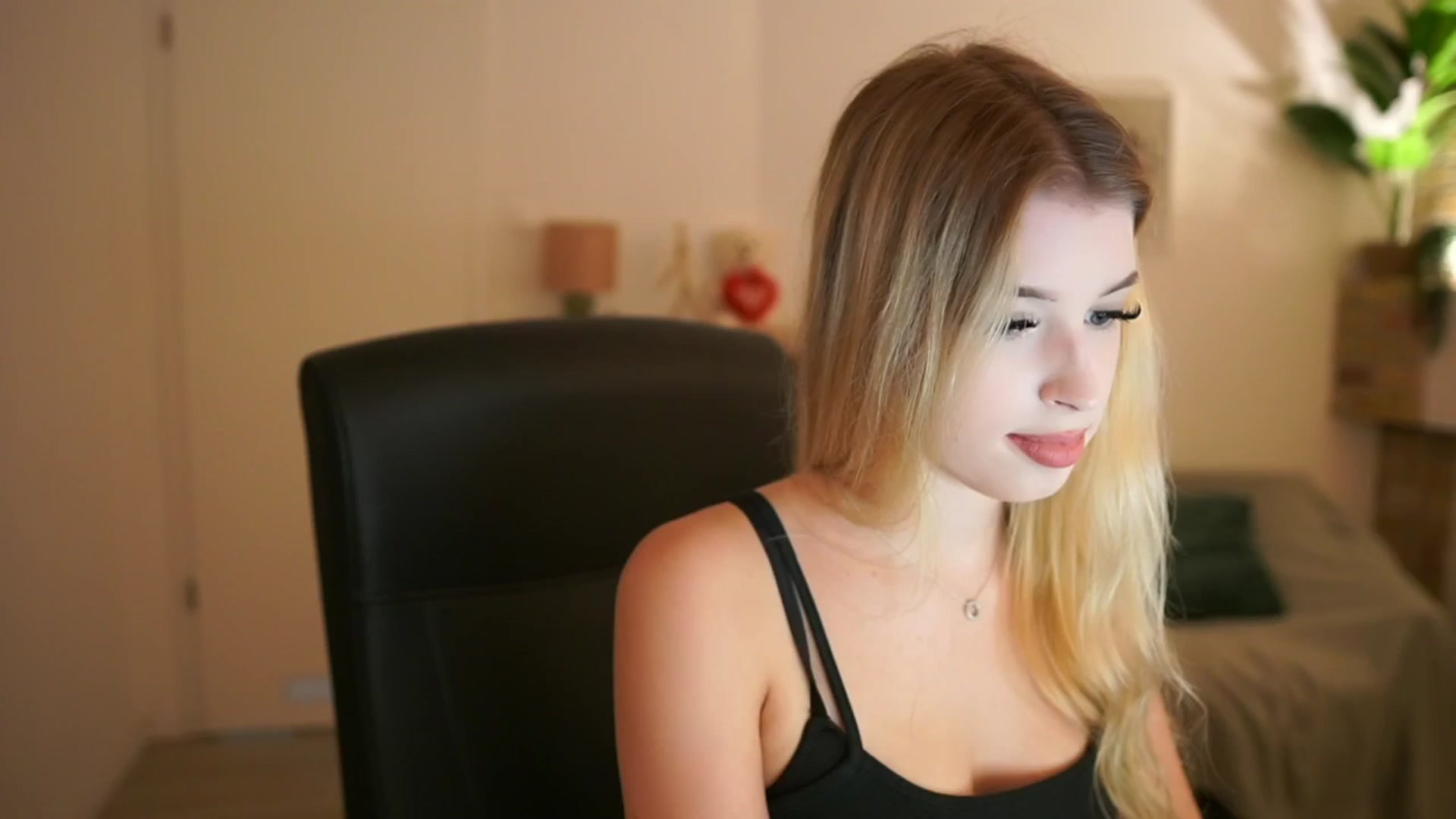Gallery image thumbnail from Peachyliana's myfreecams stream on, 09/12/2025, 16:52 image 3 of 20