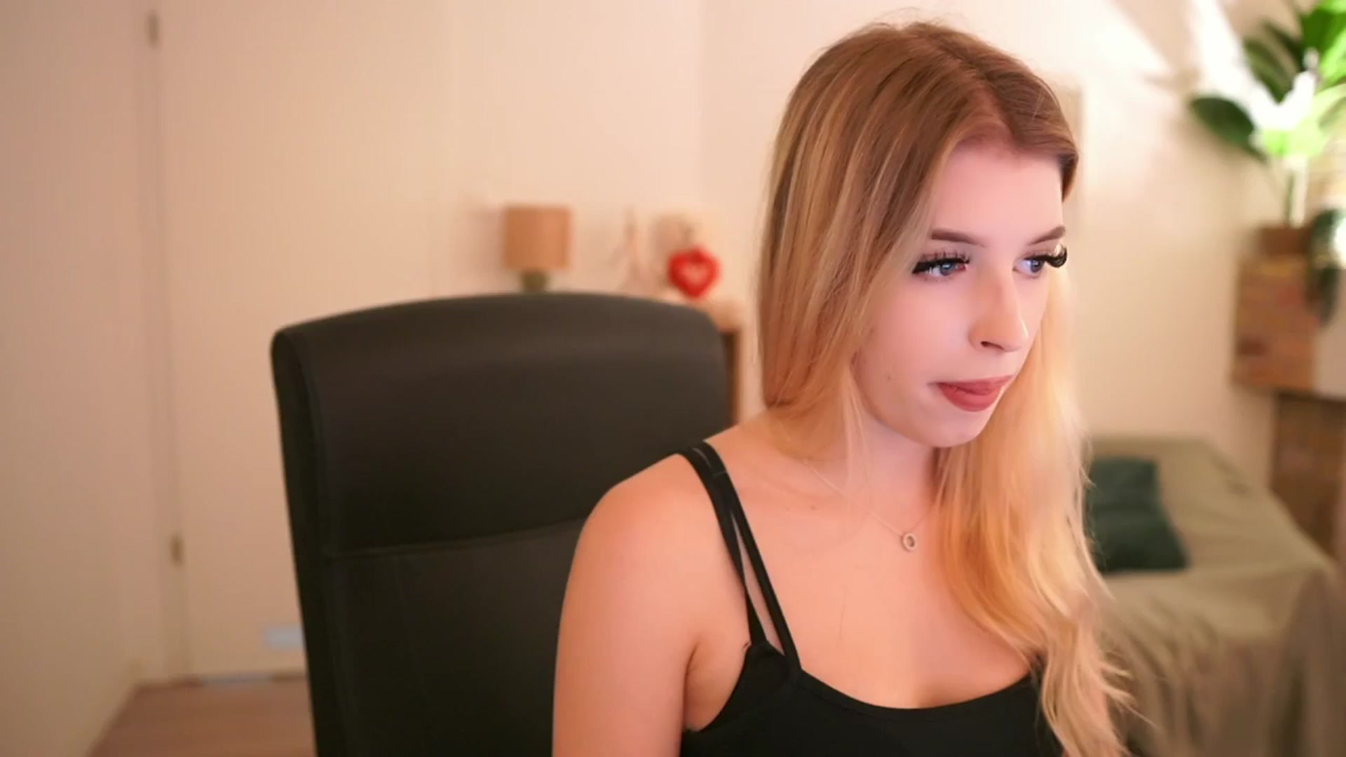 Gallery image thumbnail from Peachyliana's myfreecams stream on, 09/12/2025, 16:52 image 5 of 20