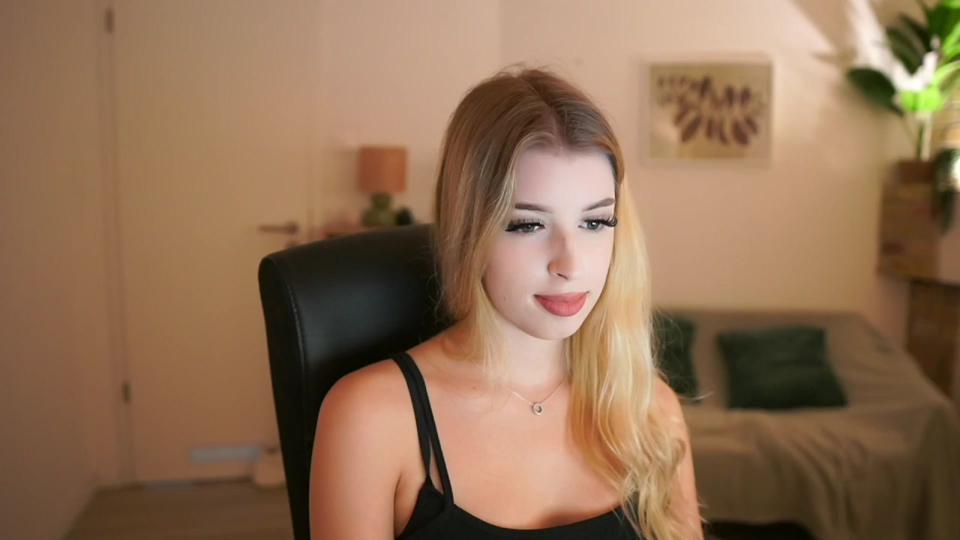 Gallery image thumbnail from Peachyliana's myfreecams stream on, 09/12/2025, 16:52 image 8 of 20