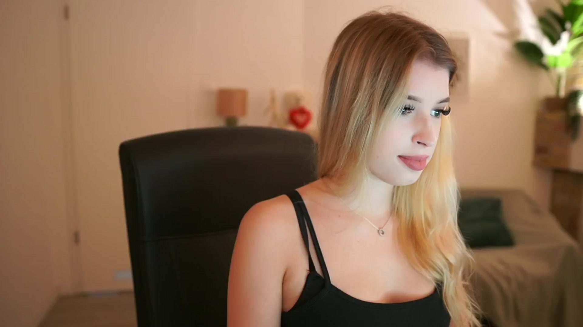 Gallery image thumbnail from Peachyliana's myfreecams stream on, 09/12/2025, 16:52 image 2 of 20