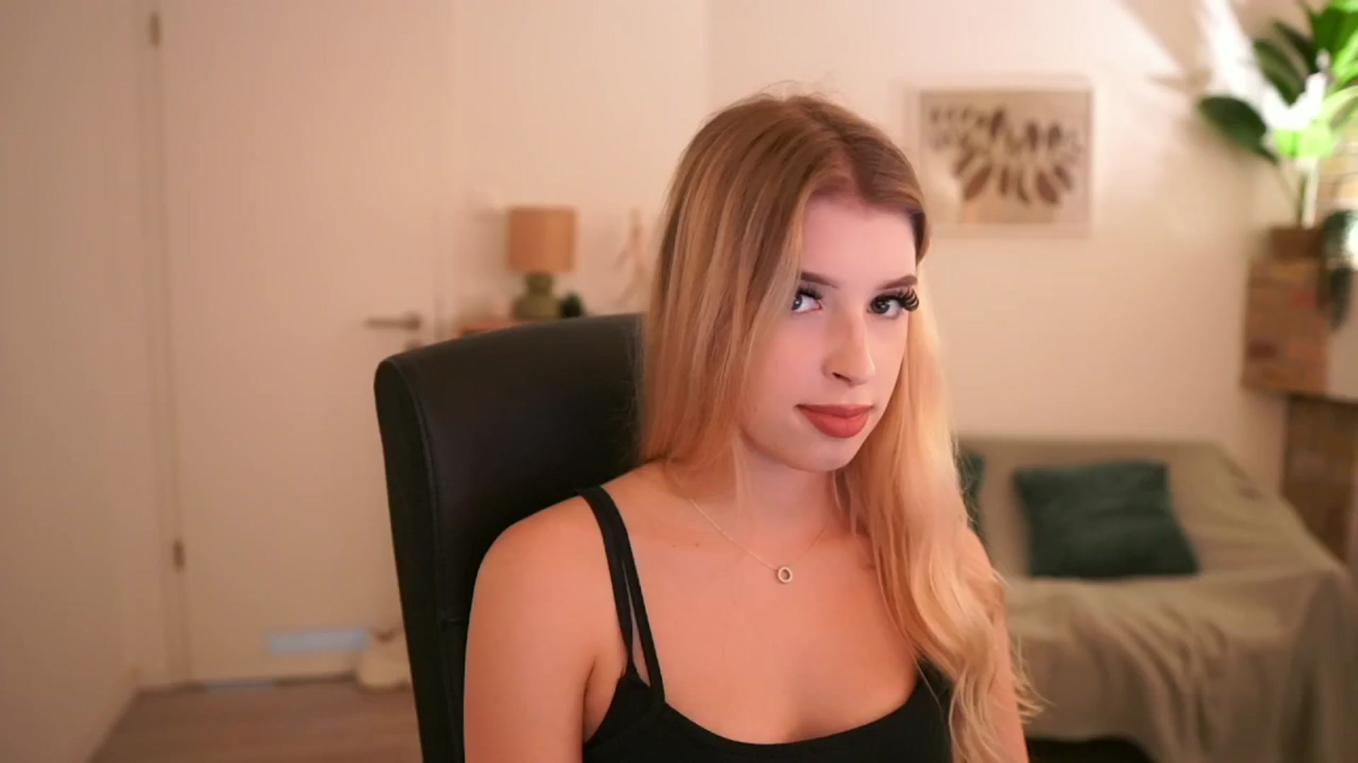 Gallery image thumbnail from Peachyliana's myfreecams stream on, 09/12/2025, 16:52 image 7 of 20