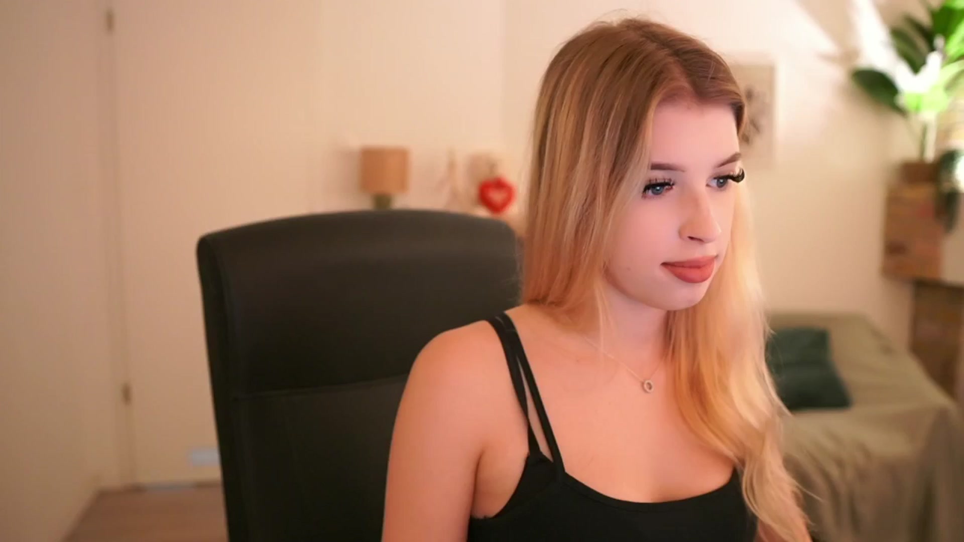 Gallery image thumbnail from Peachyliana's myfreecams stream on, 09/12/2025, 16:52 image 6 of 20