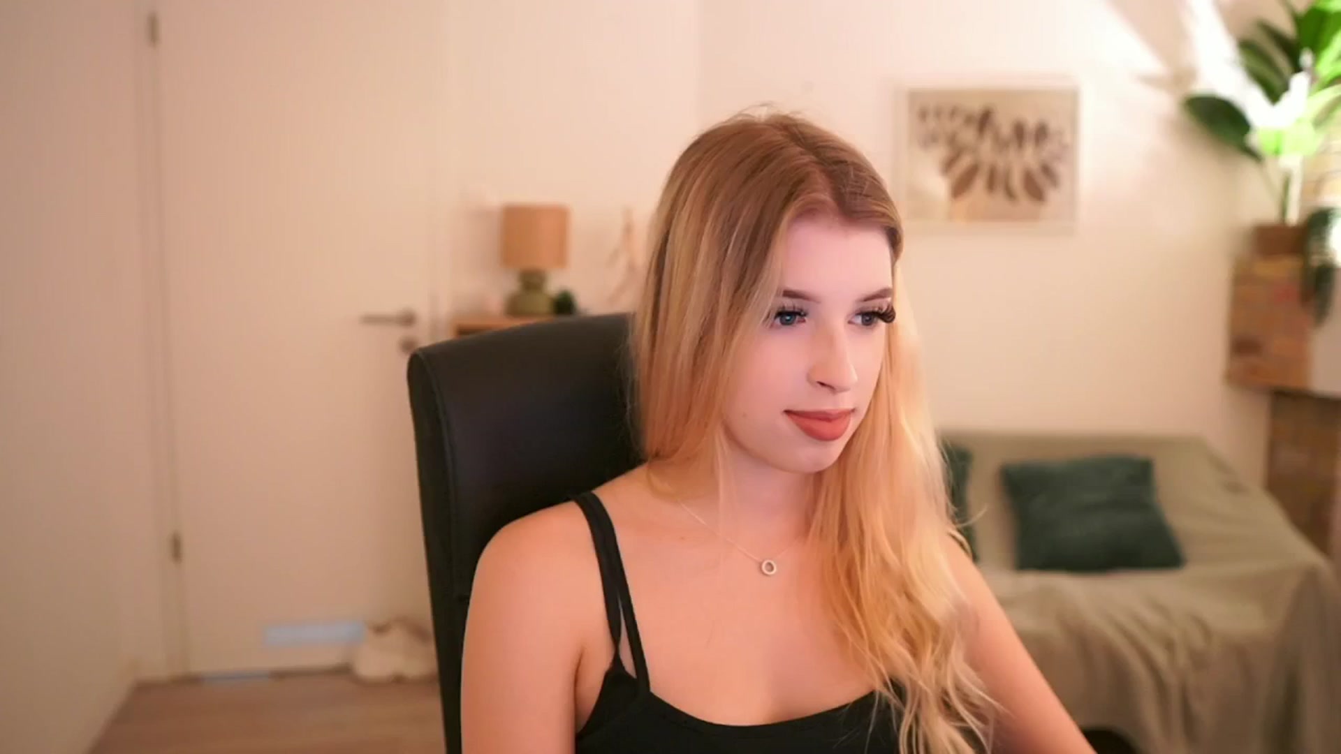 Gallery image thumbnail from Peachyliana's myfreecams stream on, 09/12/2025, 16:52 image 10 of 20