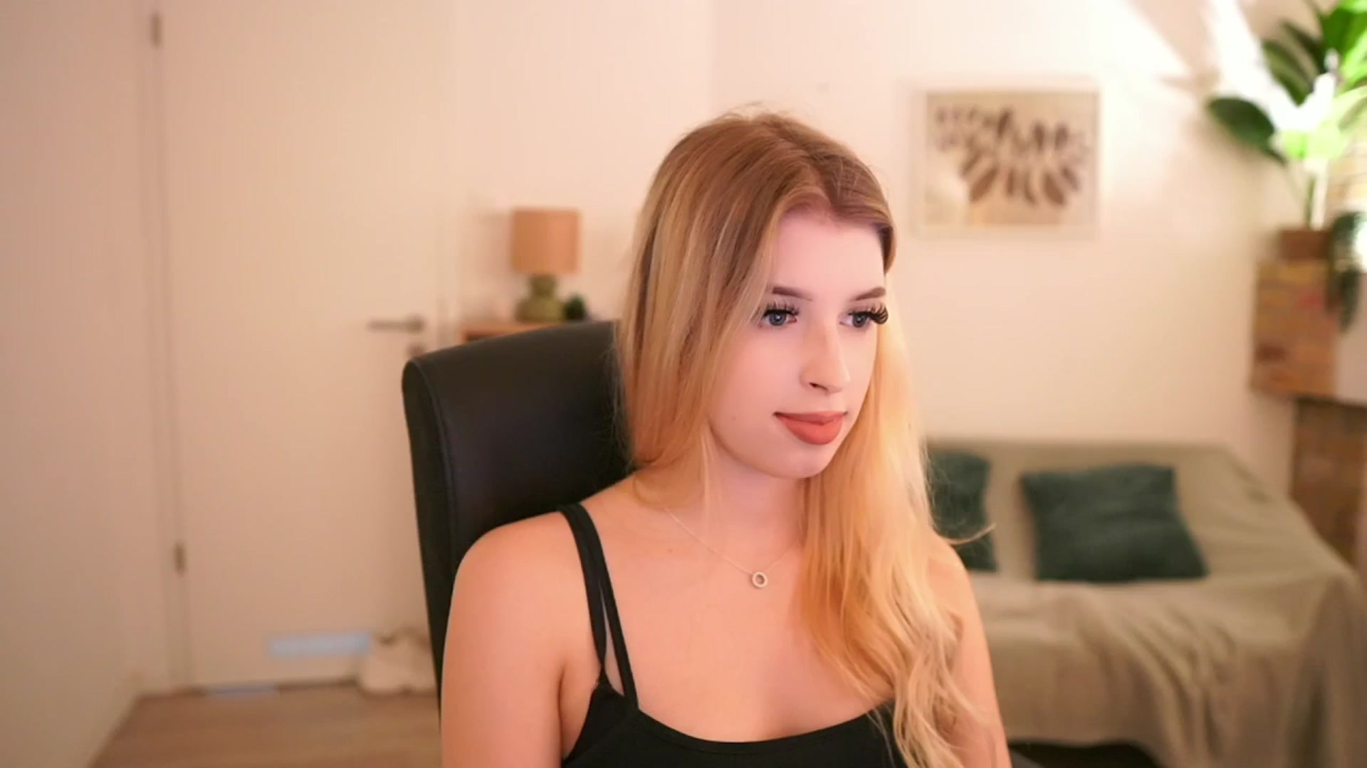 Gallery image thumbnail from Peachyliana's myfreecams stream on, 09/12/2025, 16:52 image 9 of 20