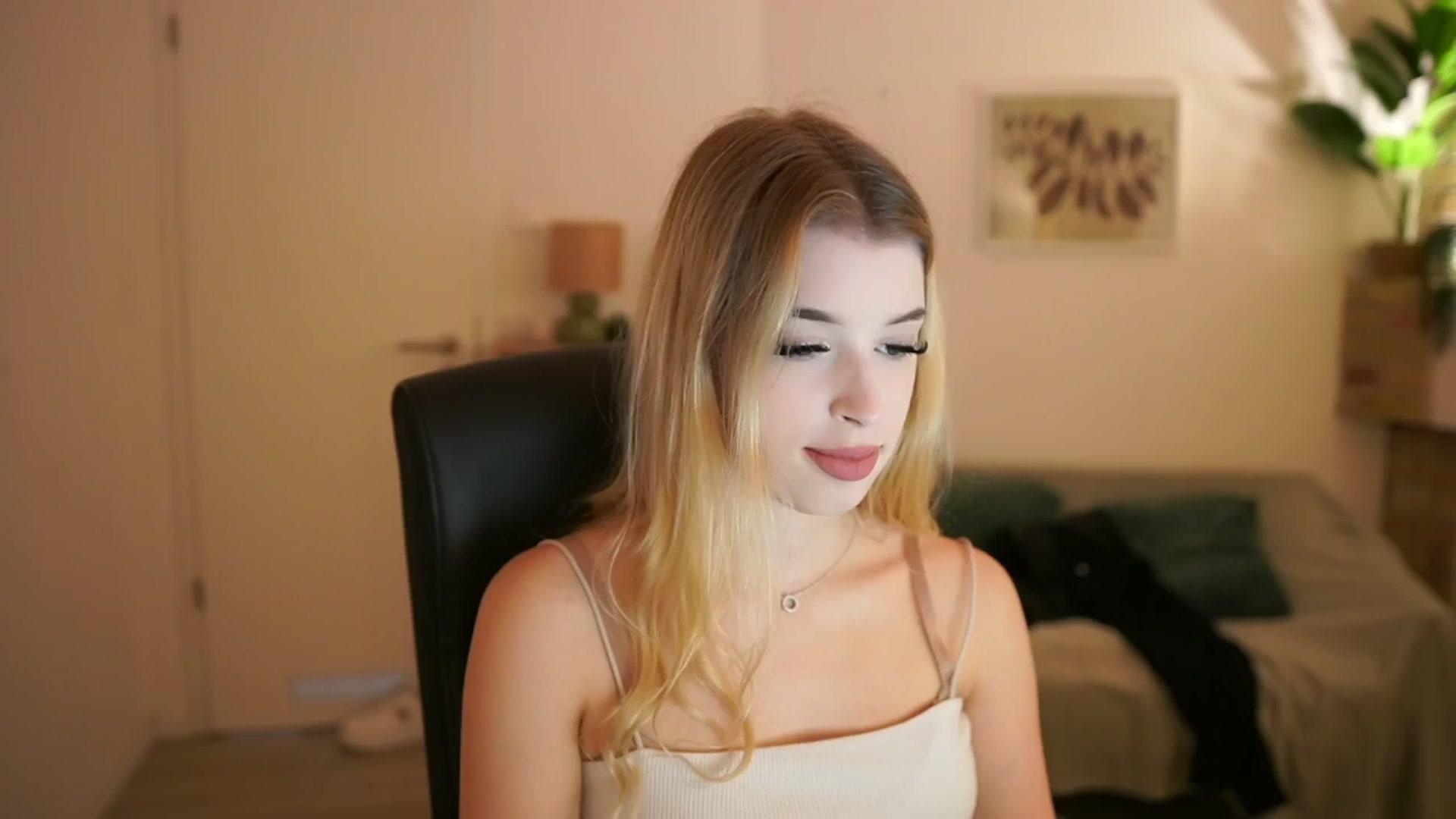 Gallery image thumbnail from Peachyliana's myfreecams stream on, 09/13/2025, 10:08 image 17 of 20