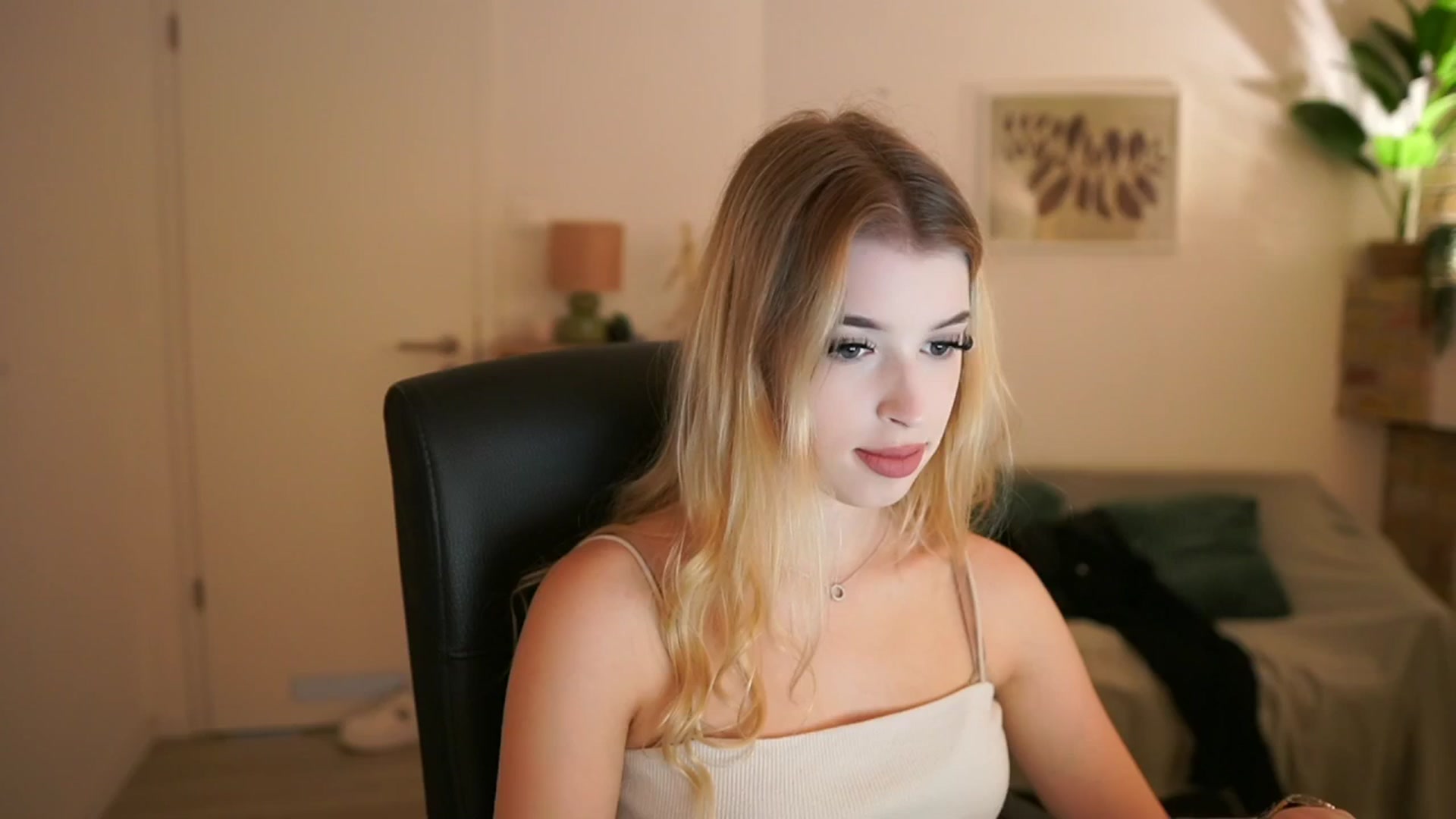 Gallery image thumbnail from Peachyliana's myfreecams stream on, 09/13/2025, 10:08 image 14 of 20