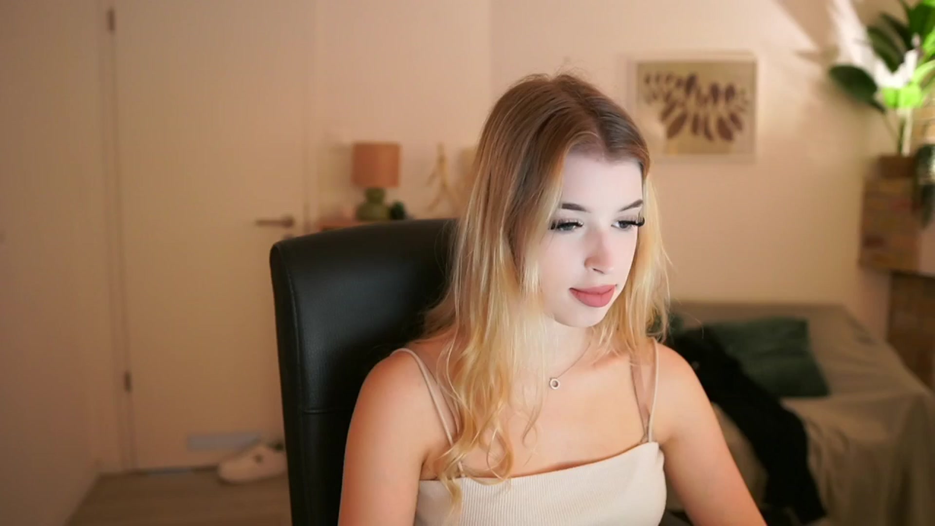 Gallery image thumbnail from Peachyliana's myfreecams stream on, 09/13/2025, 10:08 image 15 of 20