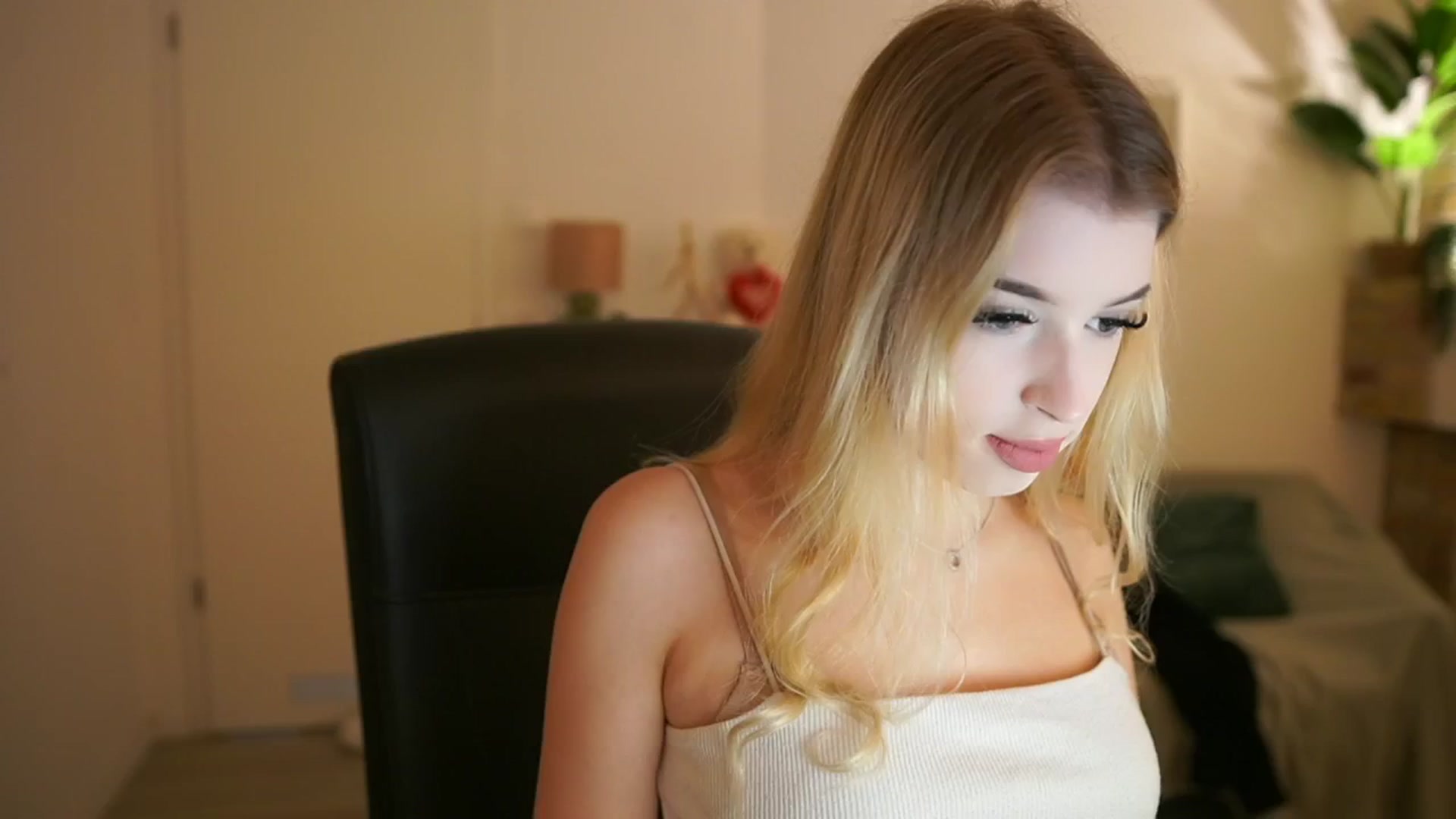 Gallery image thumbnail from Peachyliana's myfreecams stream on, 09/13/2025, 10:08 image 1 of 20