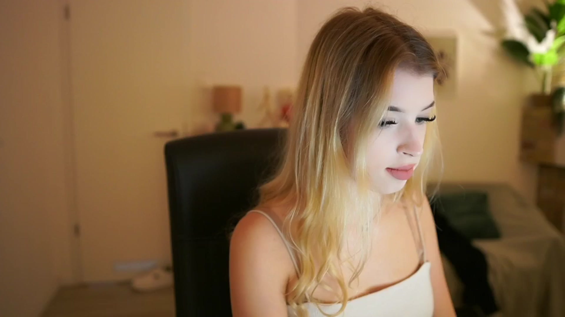Gallery image thumbnail from Peachyliana's myfreecams stream on, 09/13/2025, 10:08 image 16 of 20