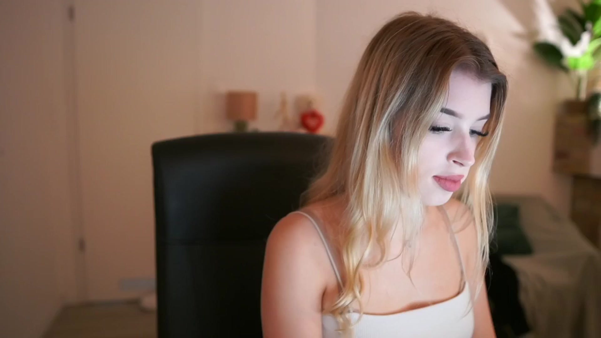 Gallery image thumbnail from Peachyliana's myfreecams stream on, 09/13/2025, 10:08 image 6 of 20