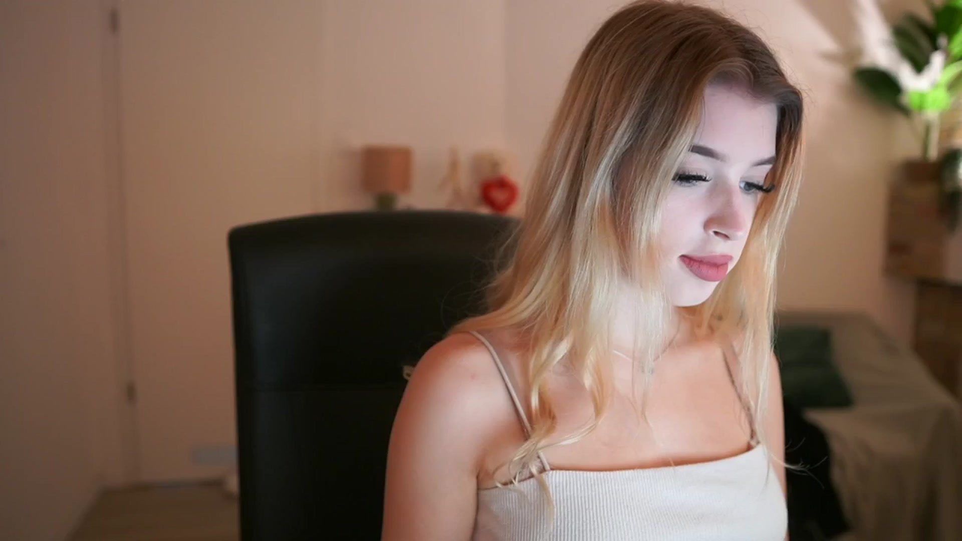 Gallery image thumbnail from Peachyliana's myfreecams stream on, 09/13/2025, 10:08 image 9 of 20