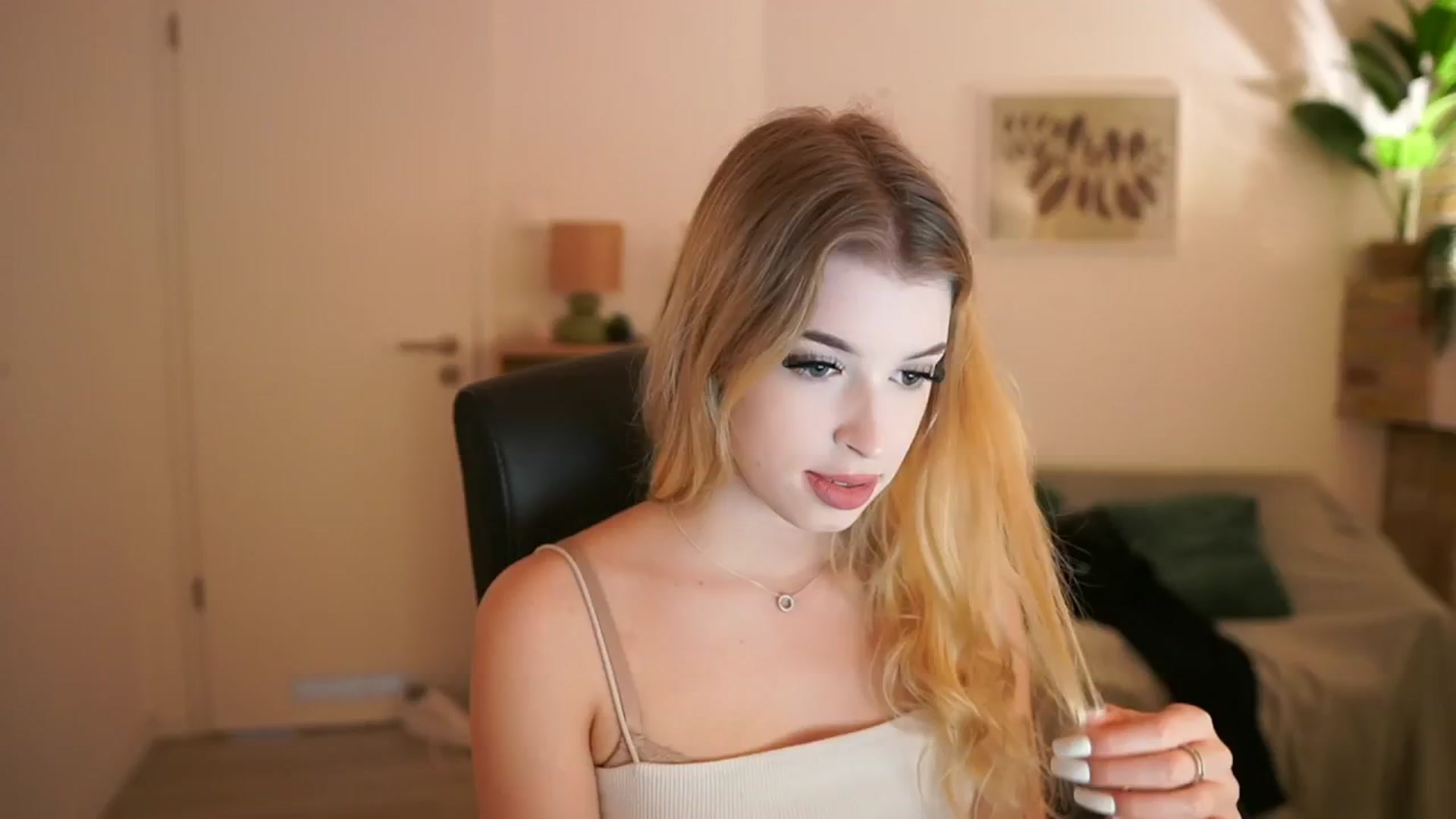 Gallery image thumbnail from Peachyliana's myfreecams stream on, 09/13/2025, 11:46 image 4 of 20