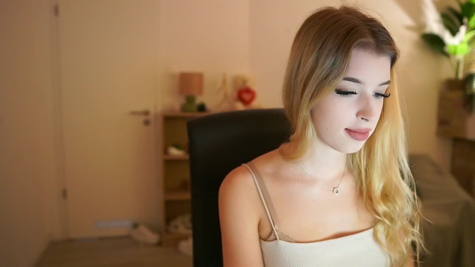 Gallery image thumbnail from Peachyliana's myfreecams stream on, 09/13/2025, 11:46 image 14 of 20