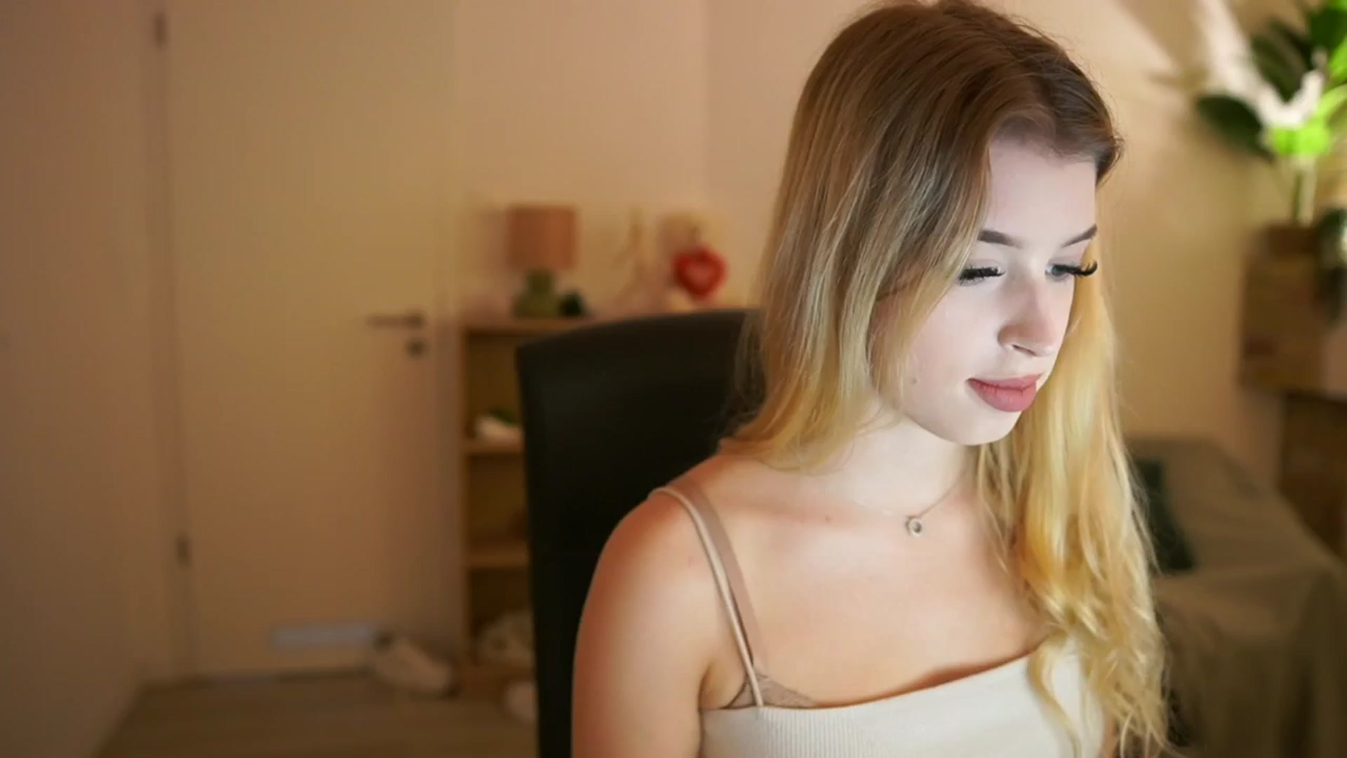 Gallery image thumbnail from Peachyliana's myfreecams stream on, 09/13/2025, 11:46 image 6 of 20