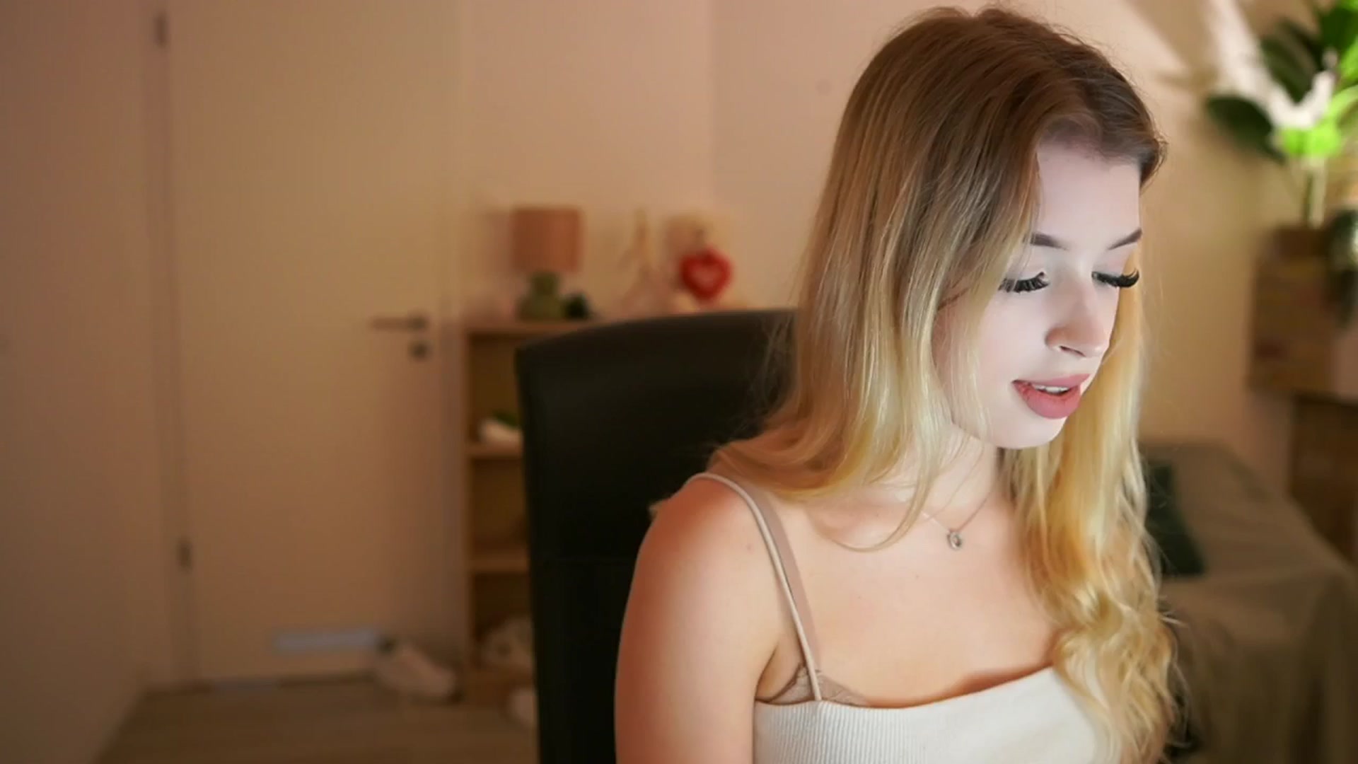 Gallery image thumbnail from Peachyliana's myfreecams stream on, 09/13/2025, 11:46 image 12 of 20
