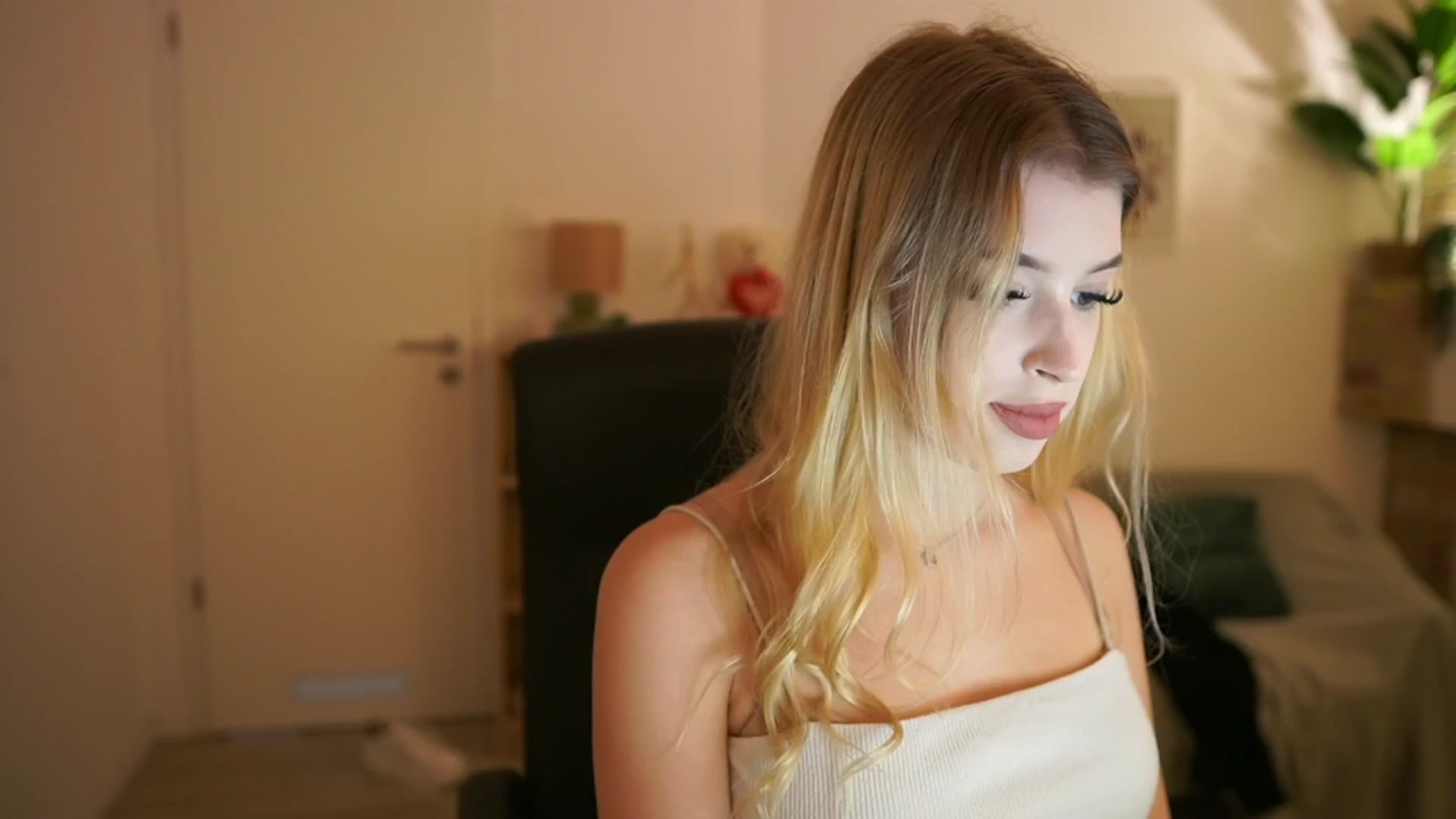 Gallery image thumbnail from Peachyliana's myfreecams stream on, 09/13/2025, 13:02 image 13 of 20
