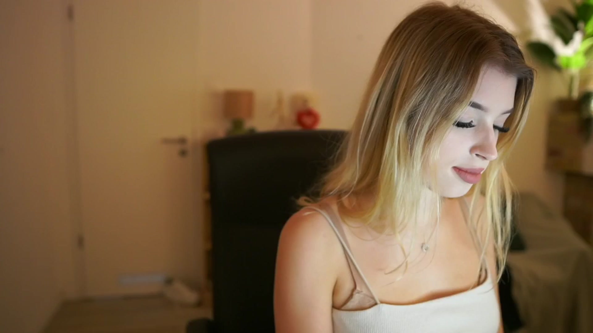 Gallery image thumbnail from Peachyliana's myfreecams stream on, 09/13/2025, 13:02 image 8 of 20