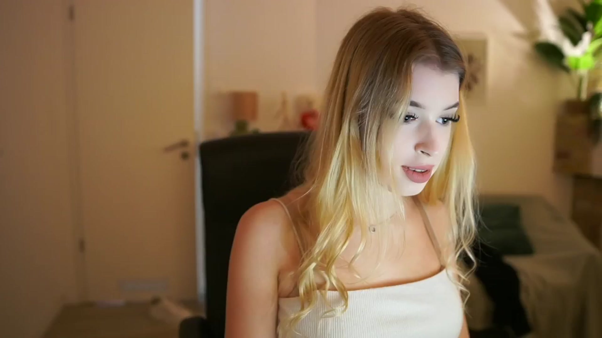Gallery image thumbnail from Peachyliana's myfreecams stream on, 09/13/2025, 13:02 image 11 of 20