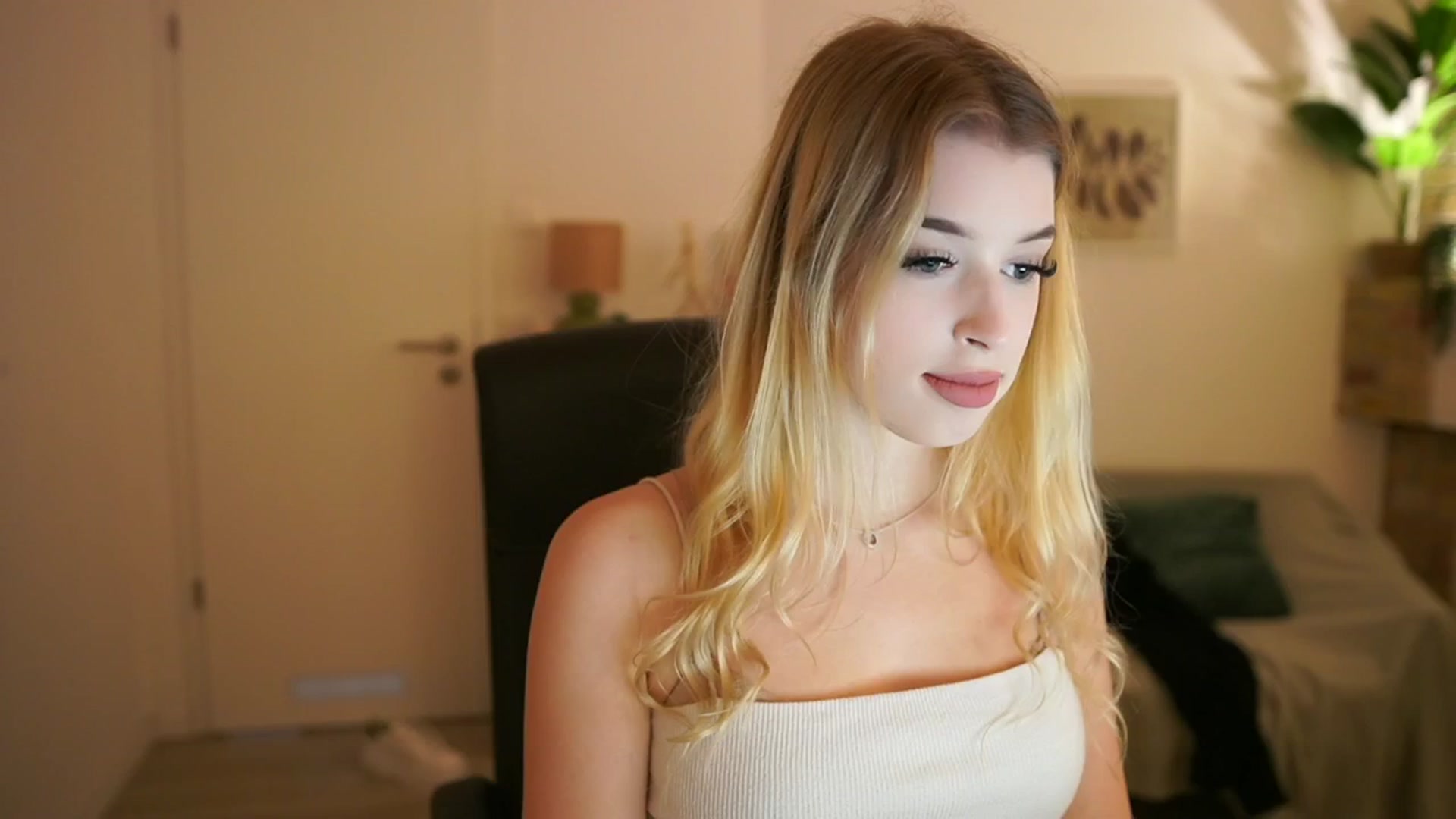 Gallery image thumbnail from Peachyliana's myfreecams stream on, 09/13/2025, 13:02 image 17 of 20