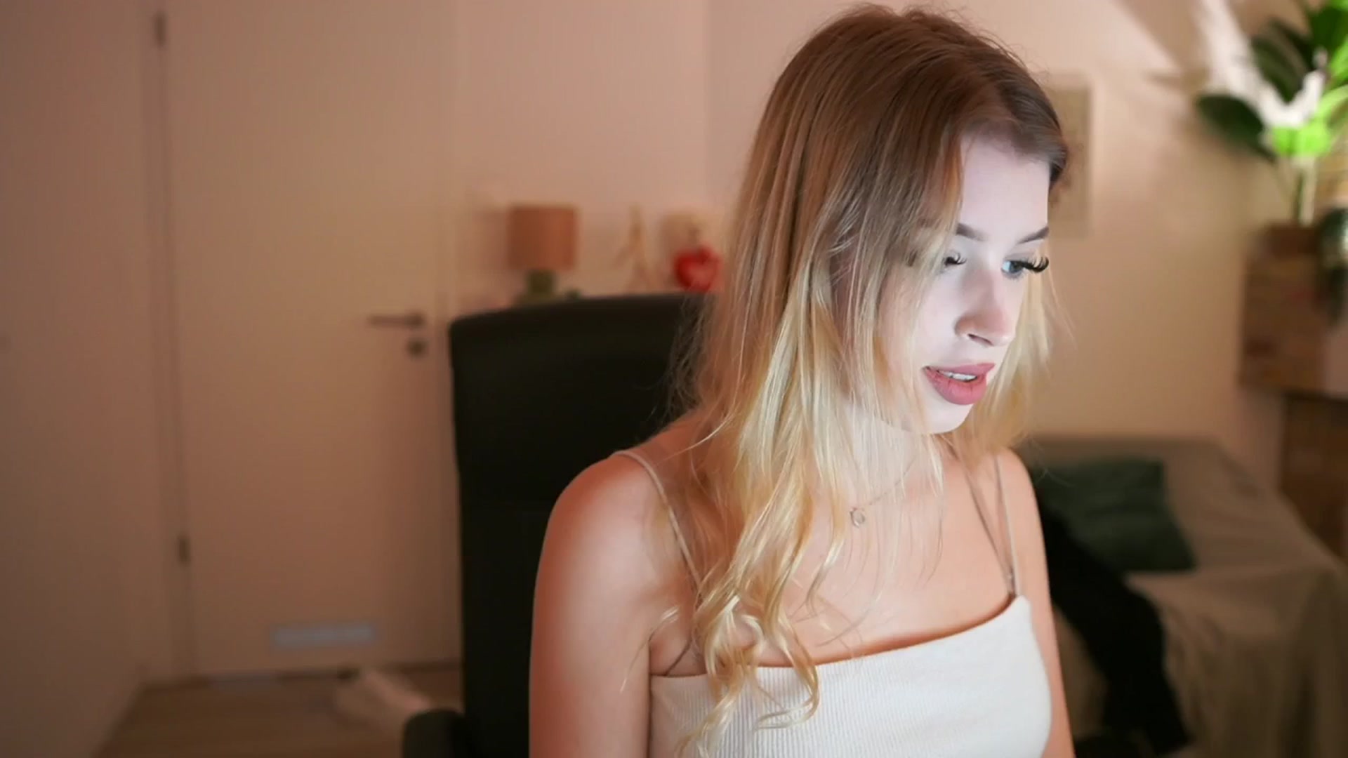 Gallery image thumbnail from Peachyliana's myfreecams stream on, 09/13/2025, 13:02 image 12 of 20