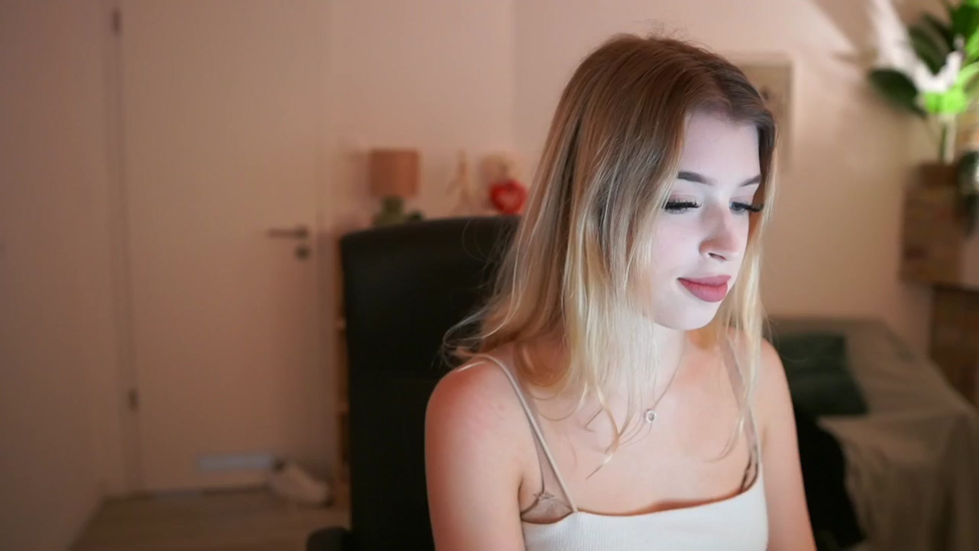 Gallery image thumbnail from Peachyliana's myfreecams stream on, 09/13/2025, 13:02 image 9 of 20