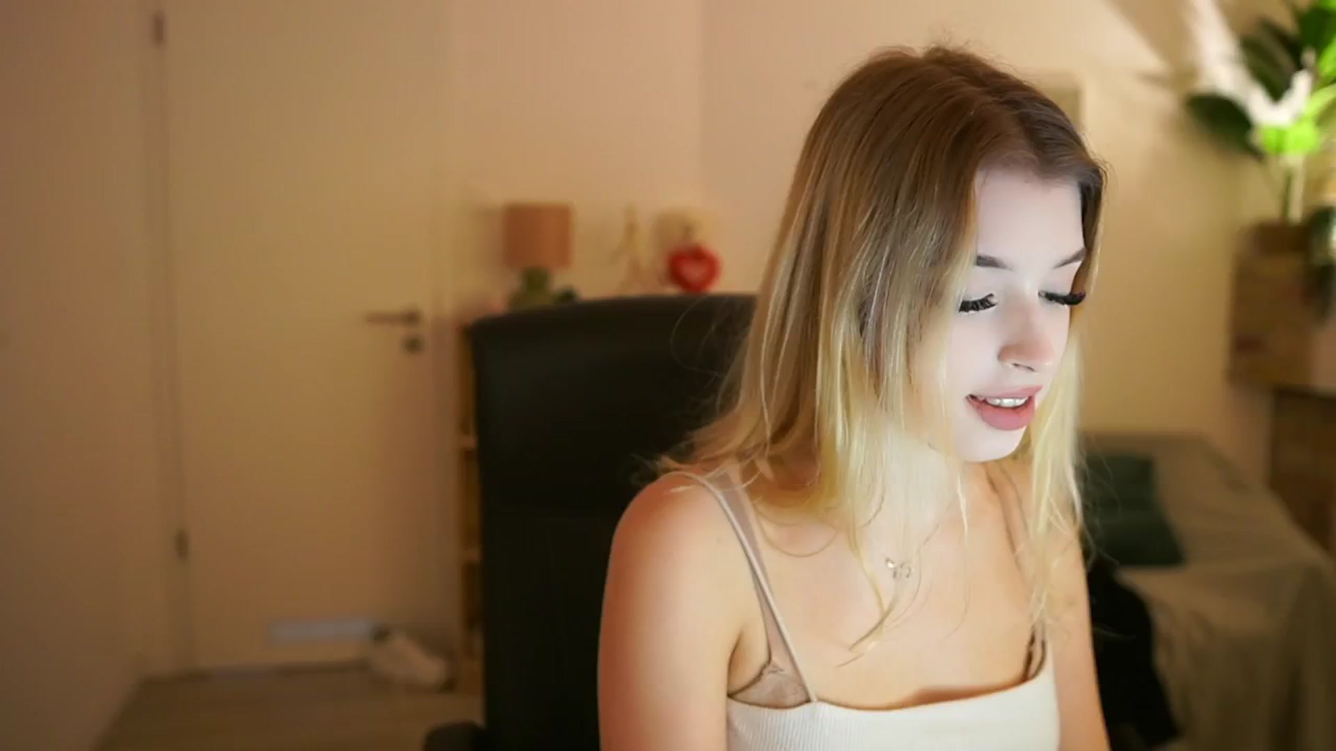 Gallery image thumbnail from Peachyliana's myfreecams stream on, 09/13/2025, 13:02 image 6 of 20
