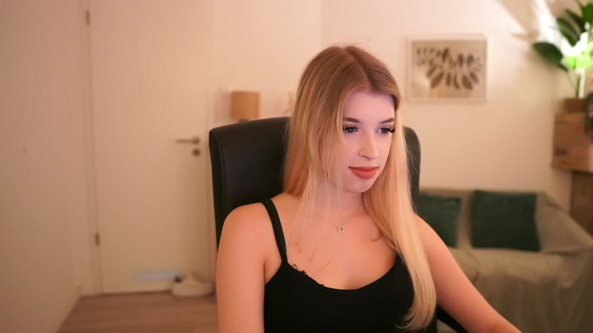 Gallery image thumbnail from Peachyliana's myfreecams stream on, 09/14/2025, 17:15 image 8 of 20