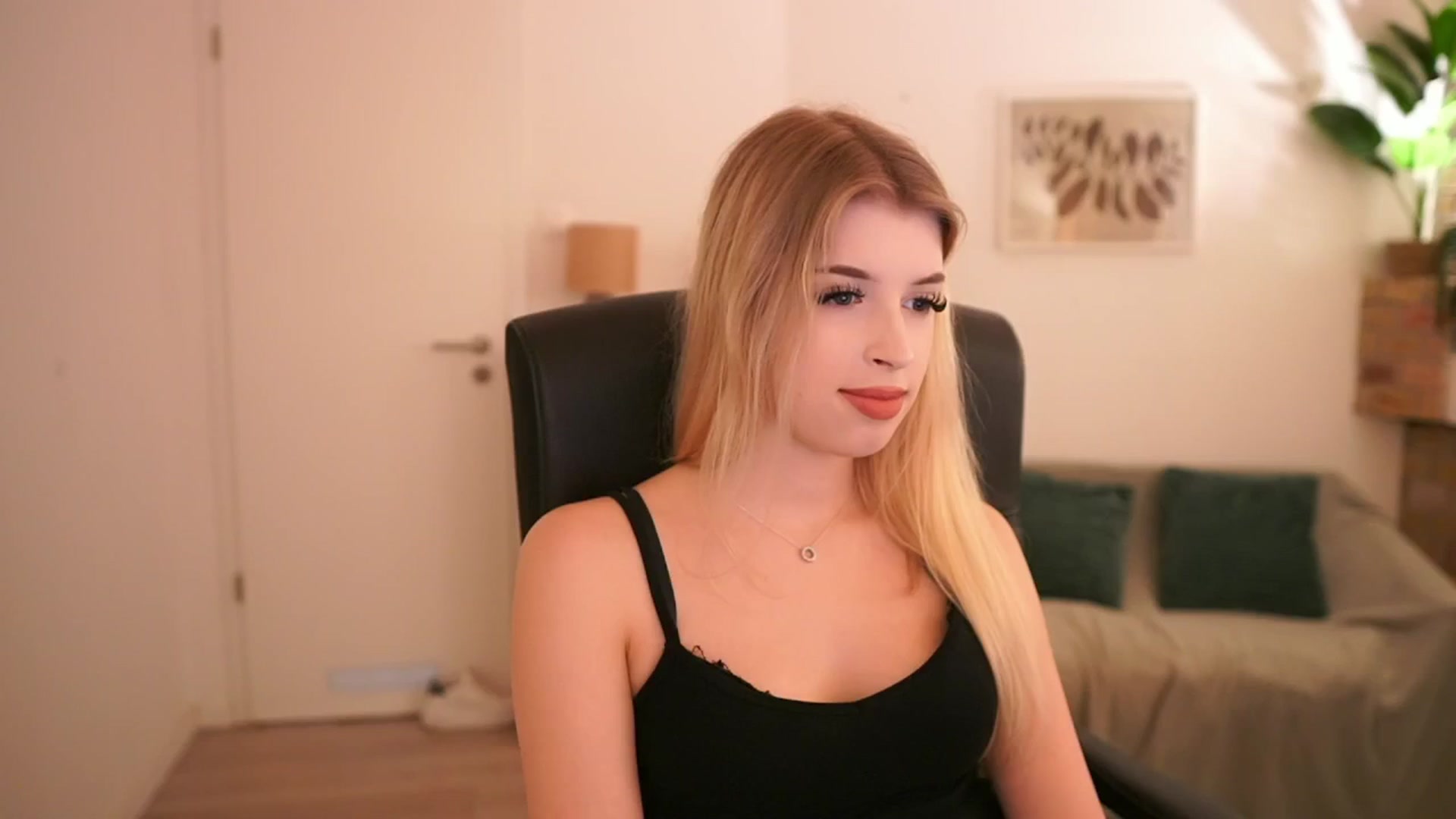 Gallery image thumbnail from Peachyliana's myfreecams stream on, 09/14/2025, 17:15 image 6 of 20