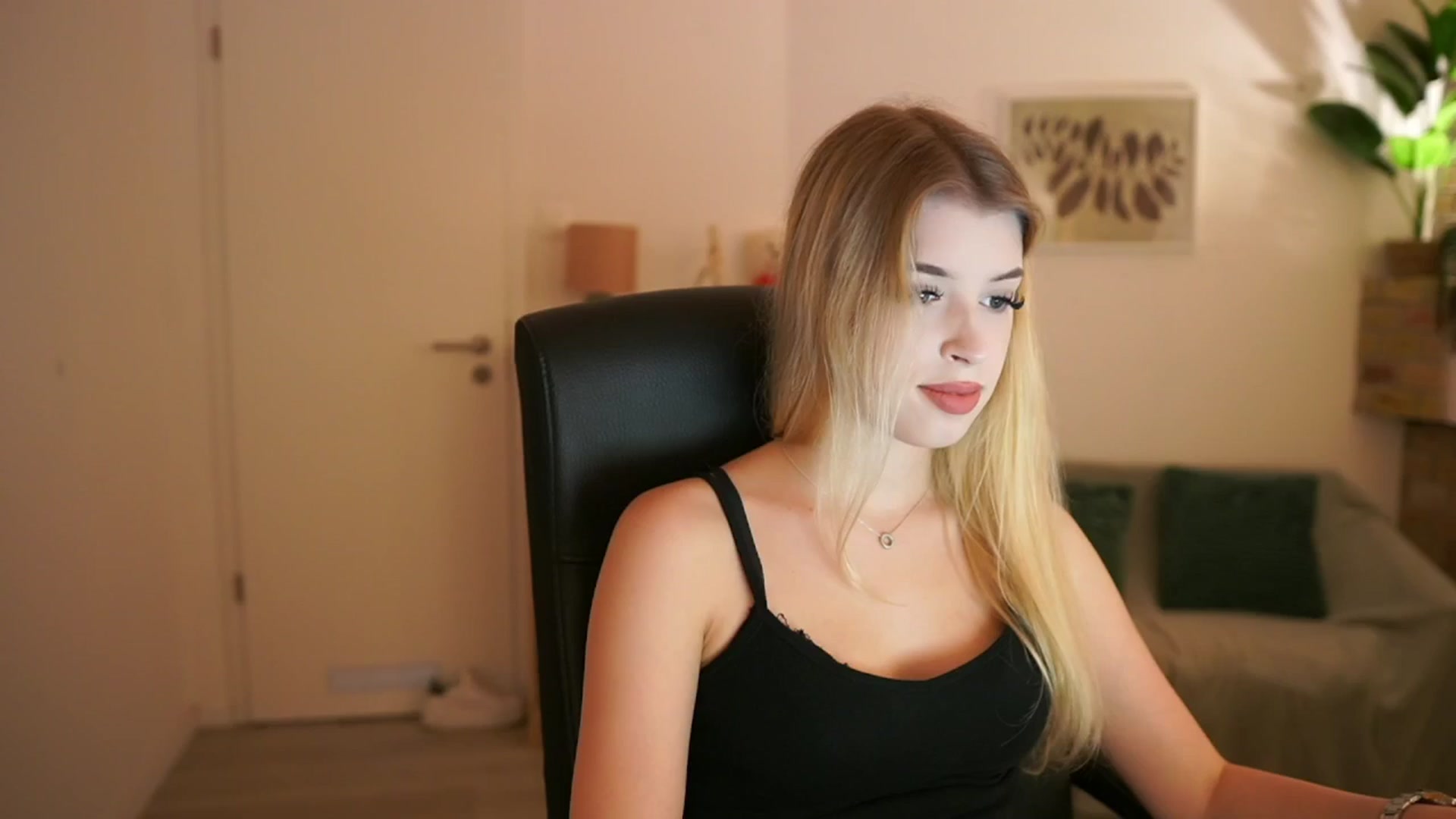 Gallery image thumbnail from Peachyliana's myfreecams stream on, 09/14/2025, 17:15 image 1 of 20