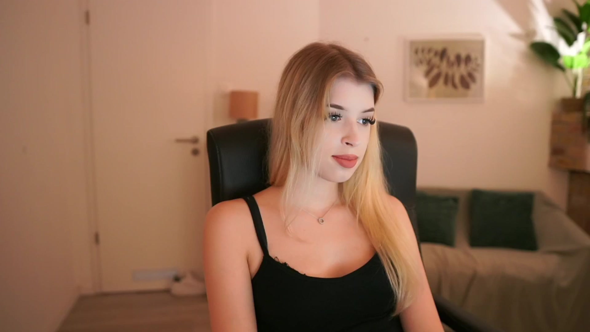 Gallery image thumbnail from Peachyliana's myfreecams stream on, 09/14/2025, 17:15 image 5 of 20