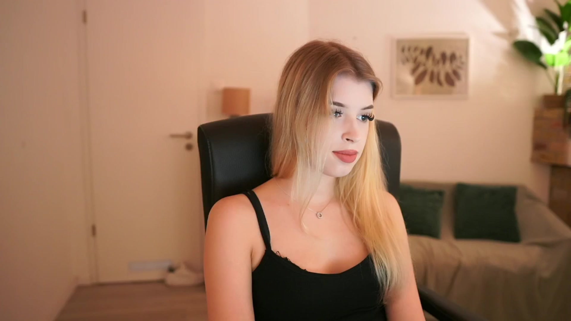 Gallery image thumbnail from Peachyliana's myfreecams stream on, 09/14/2025, 17:15 image 3 of 20