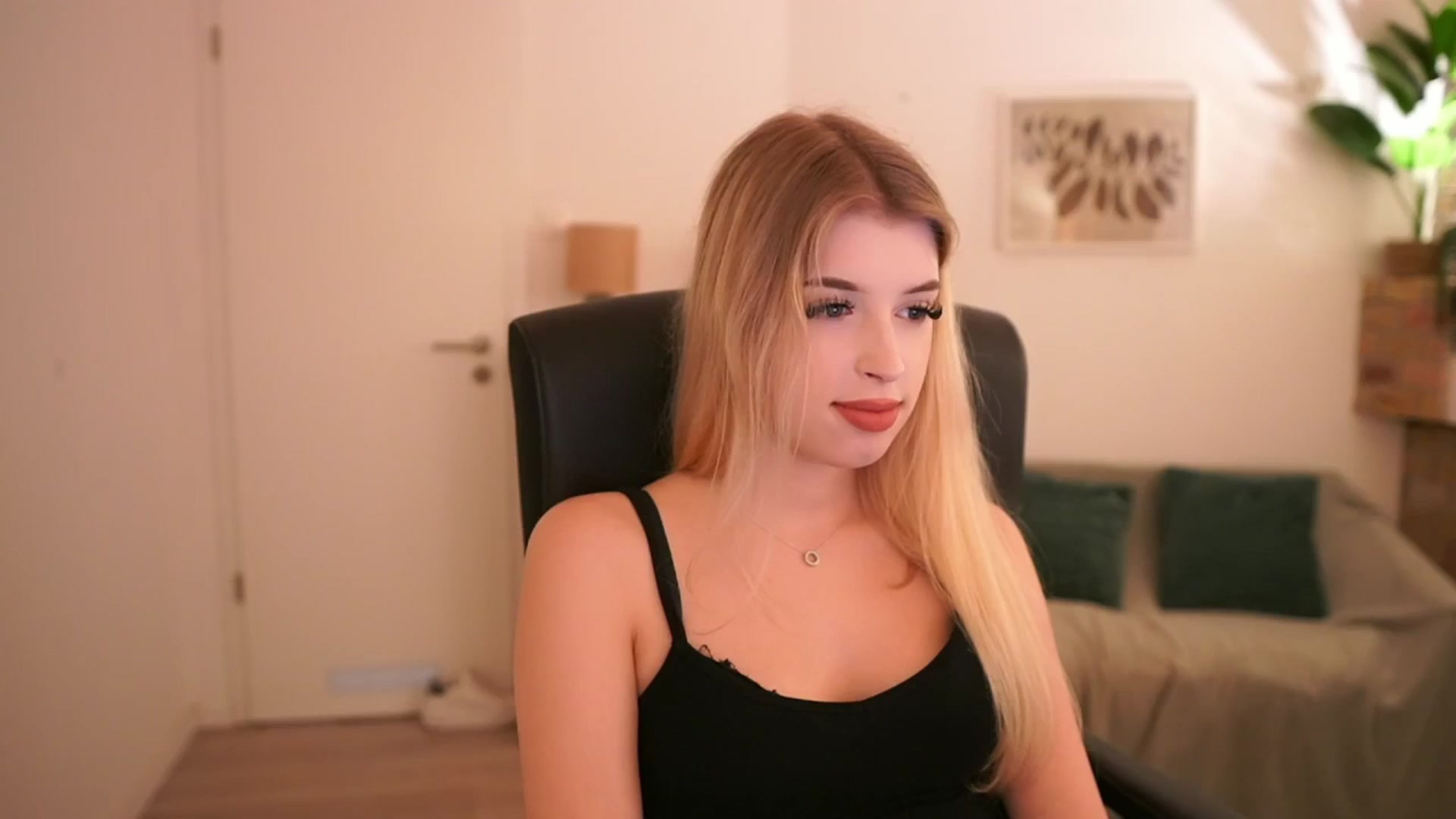 Gallery image thumbnail from Peachyliana's myfreecams stream on, 09/14/2025, 17:15 image 7 of 20