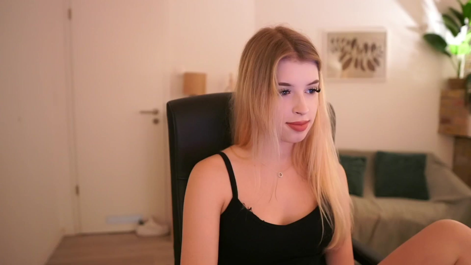 Gallery image thumbnail from Peachyliana's myfreecams stream on, 09/14/2025, 17:15 image 15 of 20