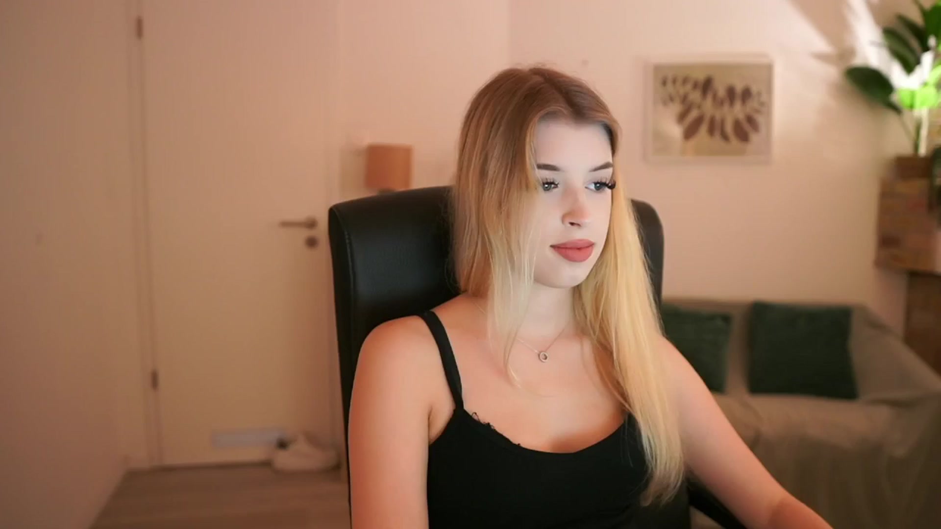 Gallery image thumbnail from Peachyliana's myfreecams stream on, 09/14/2025, 17:15 image 2 of 20