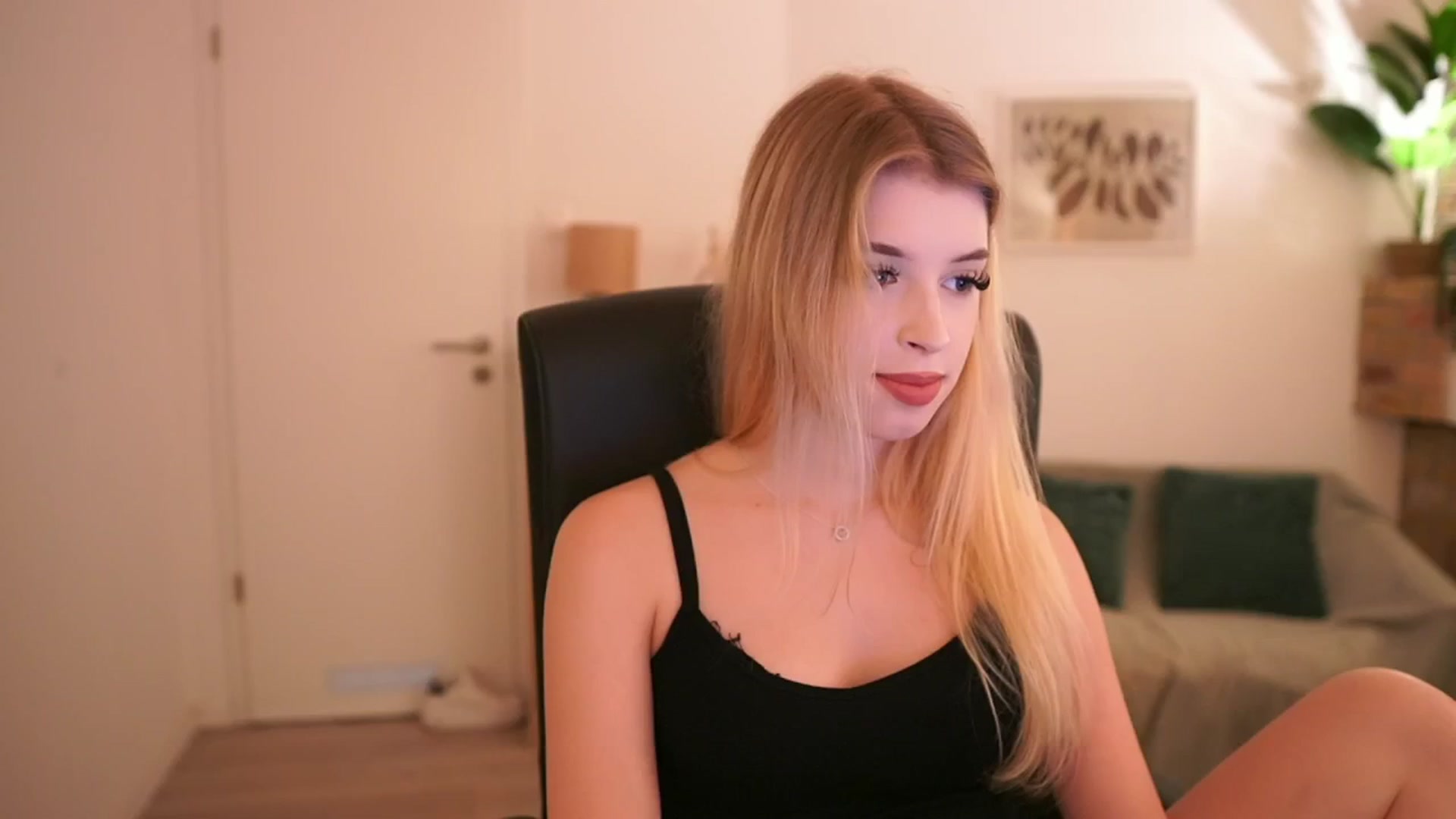 Gallery image thumbnail from Peachyliana's myfreecams stream on, 09/14/2025, 17:15 image 14 of 20
