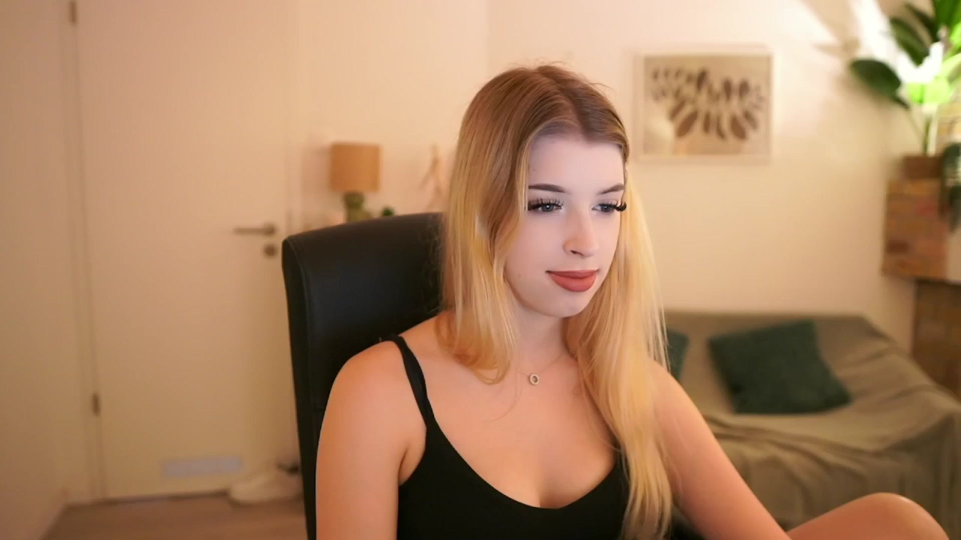 Gallery image thumbnail from Peachyliana's myfreecams stream on, 09/16/2025, 09:47 image 7 of 20