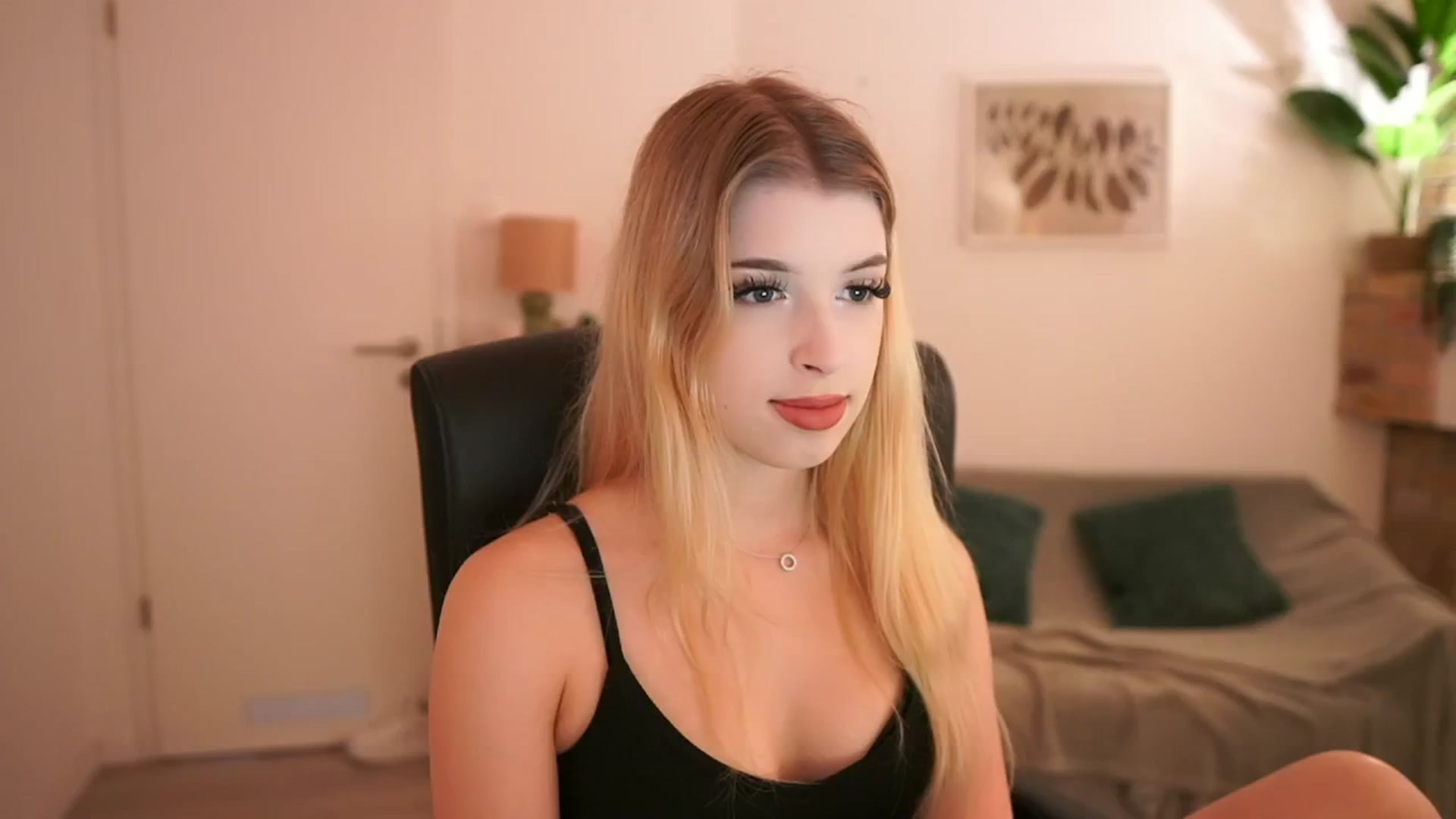 Gallery image thumbnail from Peachyliana's myfreecams stream on, 09/16/2025, 09:47 image 2 of 20