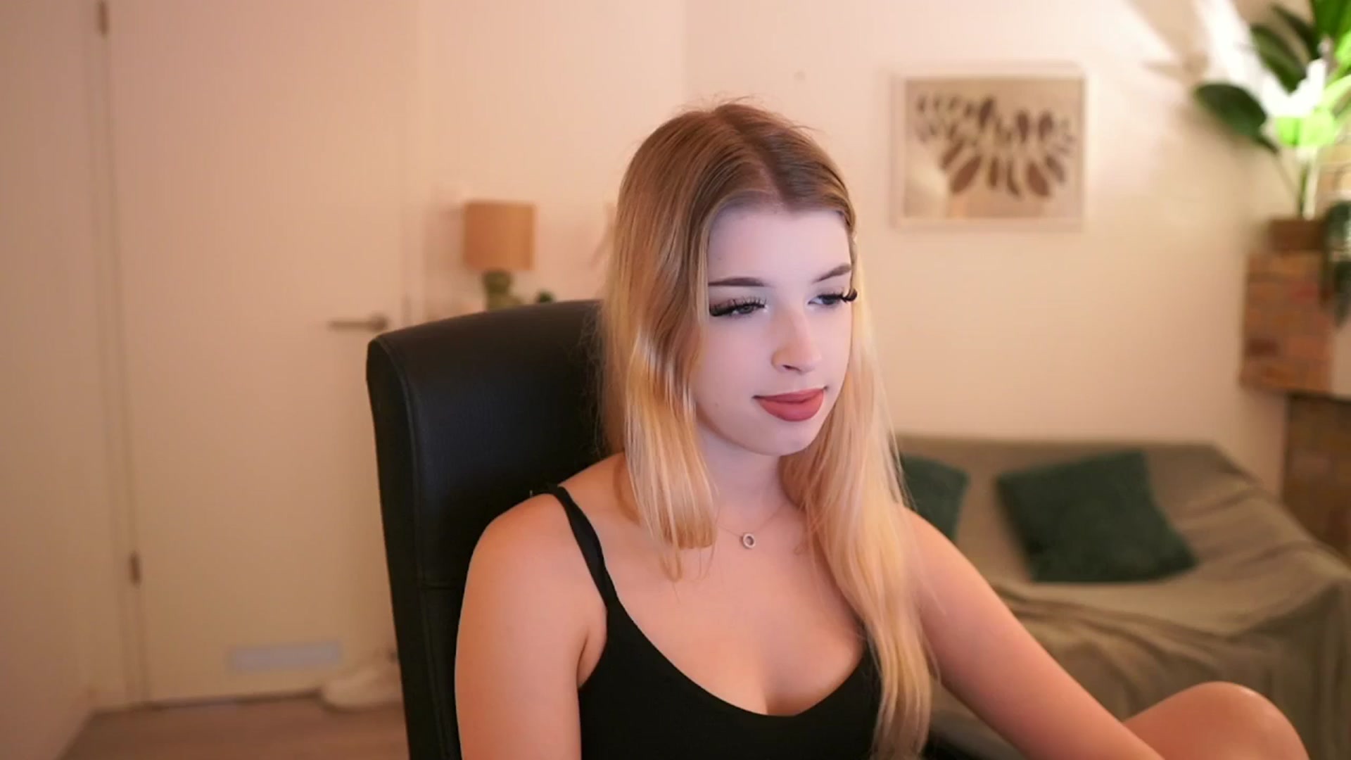 Gallery image thumbnail from Peachyliana's myfreecams stream on, 09/16/2025, 09:47 image 9 of 20