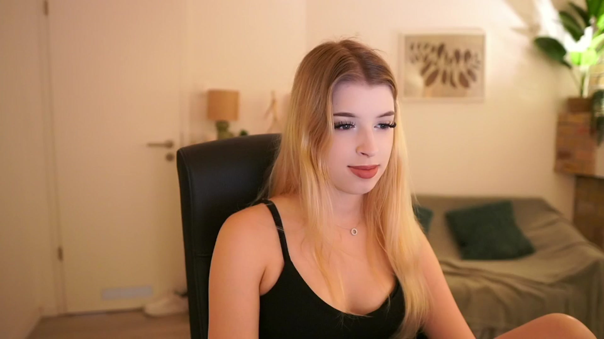 Gallery image thumbnail from Peachyliana's myfreecams stream on, 09/16/2025, 09:47 image 4 of 20