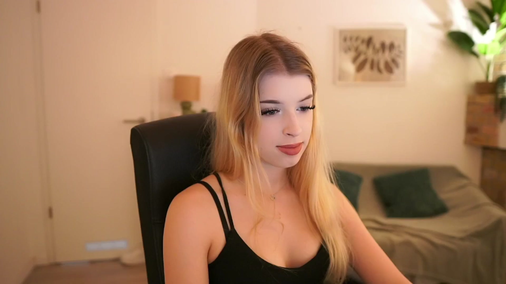 Gallery image thumbnail from Peachyliana's myfreecams stream on, 09/16/2025, 09:47 image 13 of 20