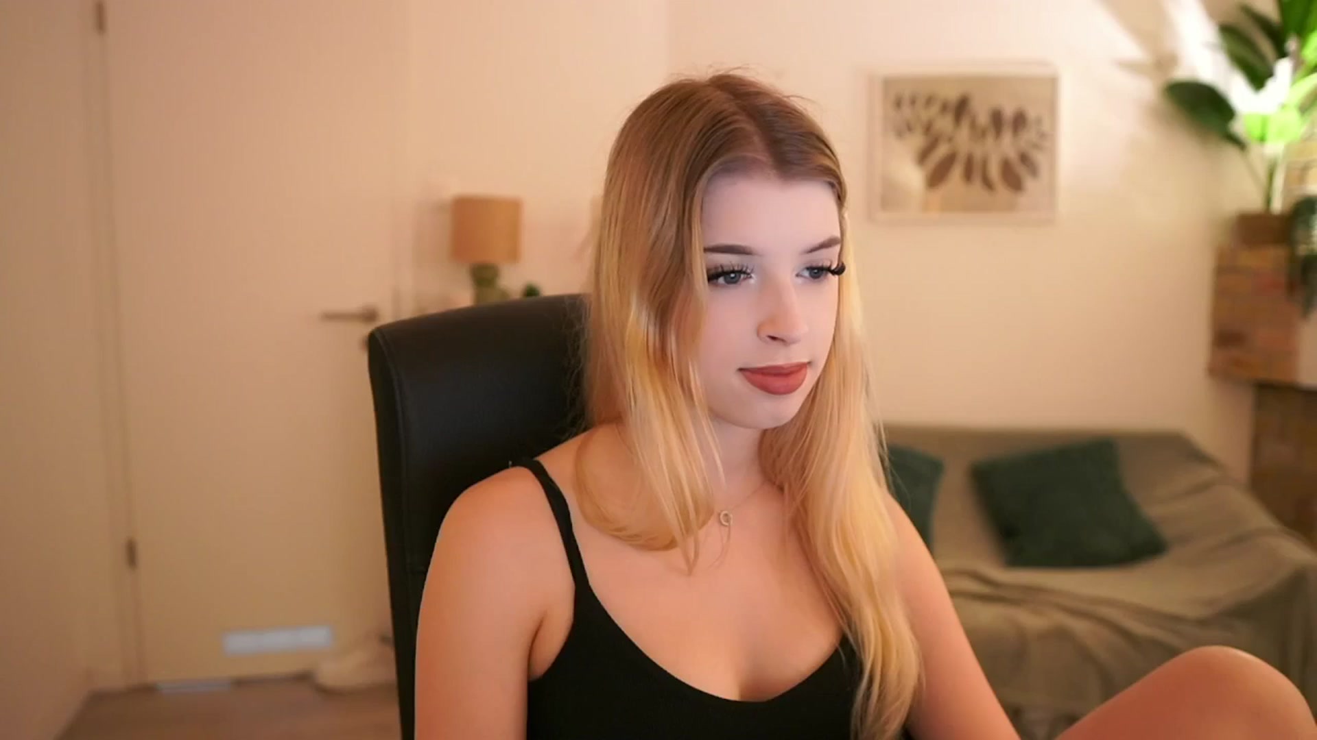 Gallery image thumbnail from Peachyliana's myfreecams stream on, 09/16/2025, 09:47 image 10 of 20