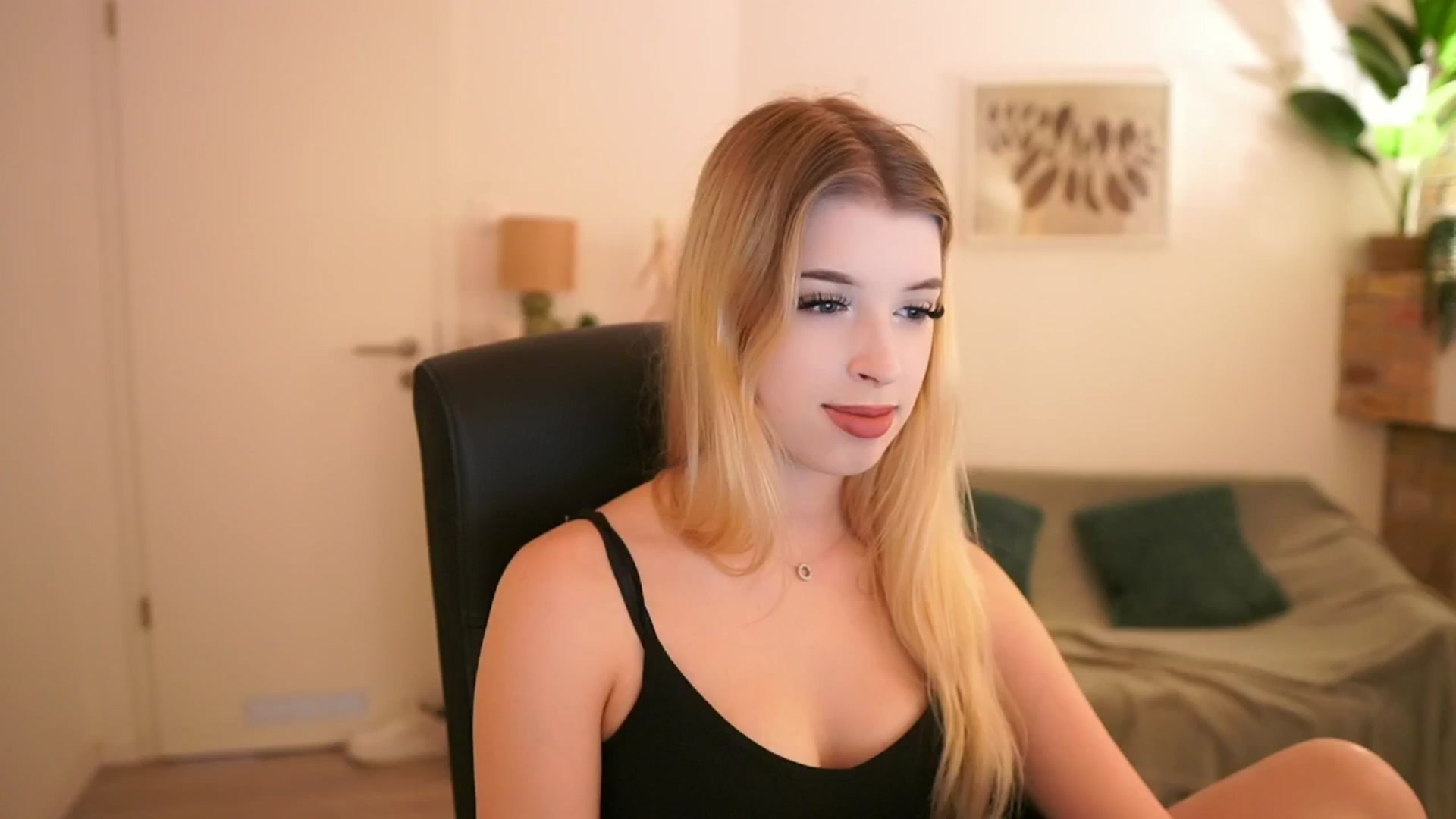 Gallery image thumbnail from Peachyliana's myfreecams stream on, 09/16/2025, 09:47 image 6 of 20