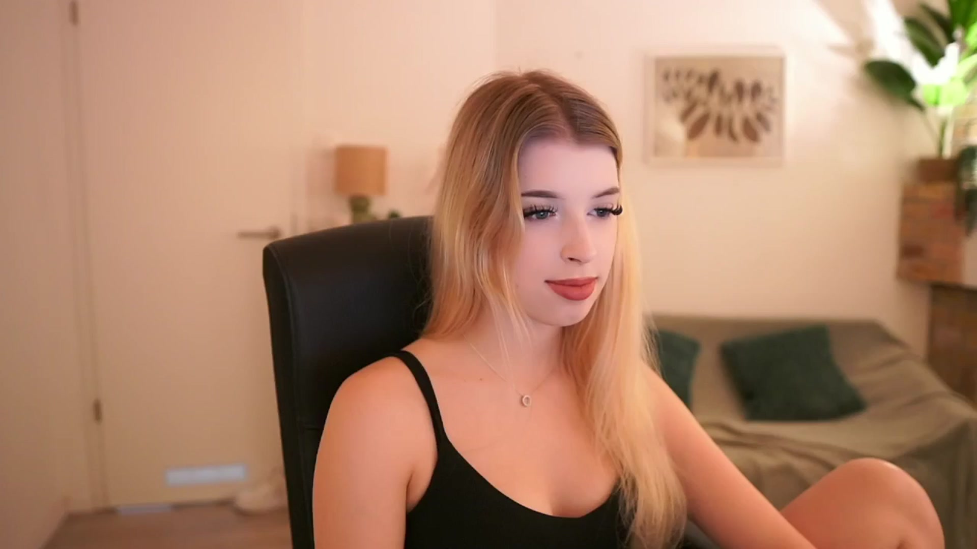 Gallery image thumbnail from Peachyliana's myfreecams stream on, 09/16/2025, 12:33 image 1 of 20