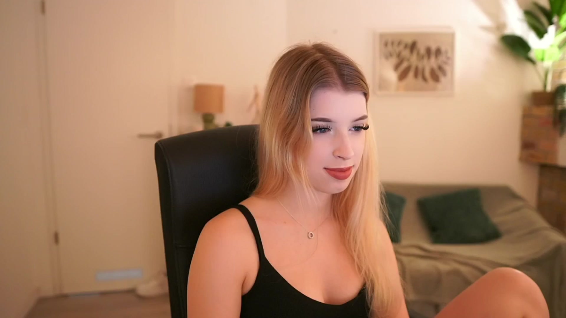 Gallery image thumbnail from Peachyliana's myfreecams stream on, 09/16/2025, 12:33 image 3 of 20