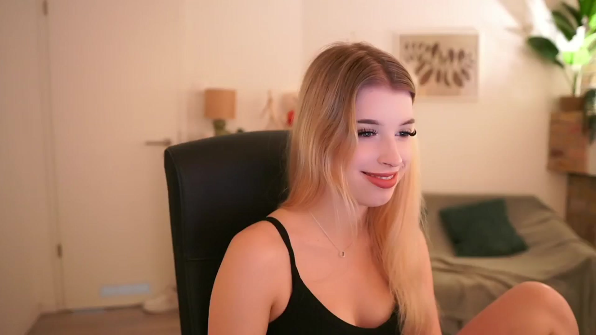 Gallery image thumbnail from Peachyliana's myfreecams stream on, 09/16/2025, 12:33 image 2 of 20